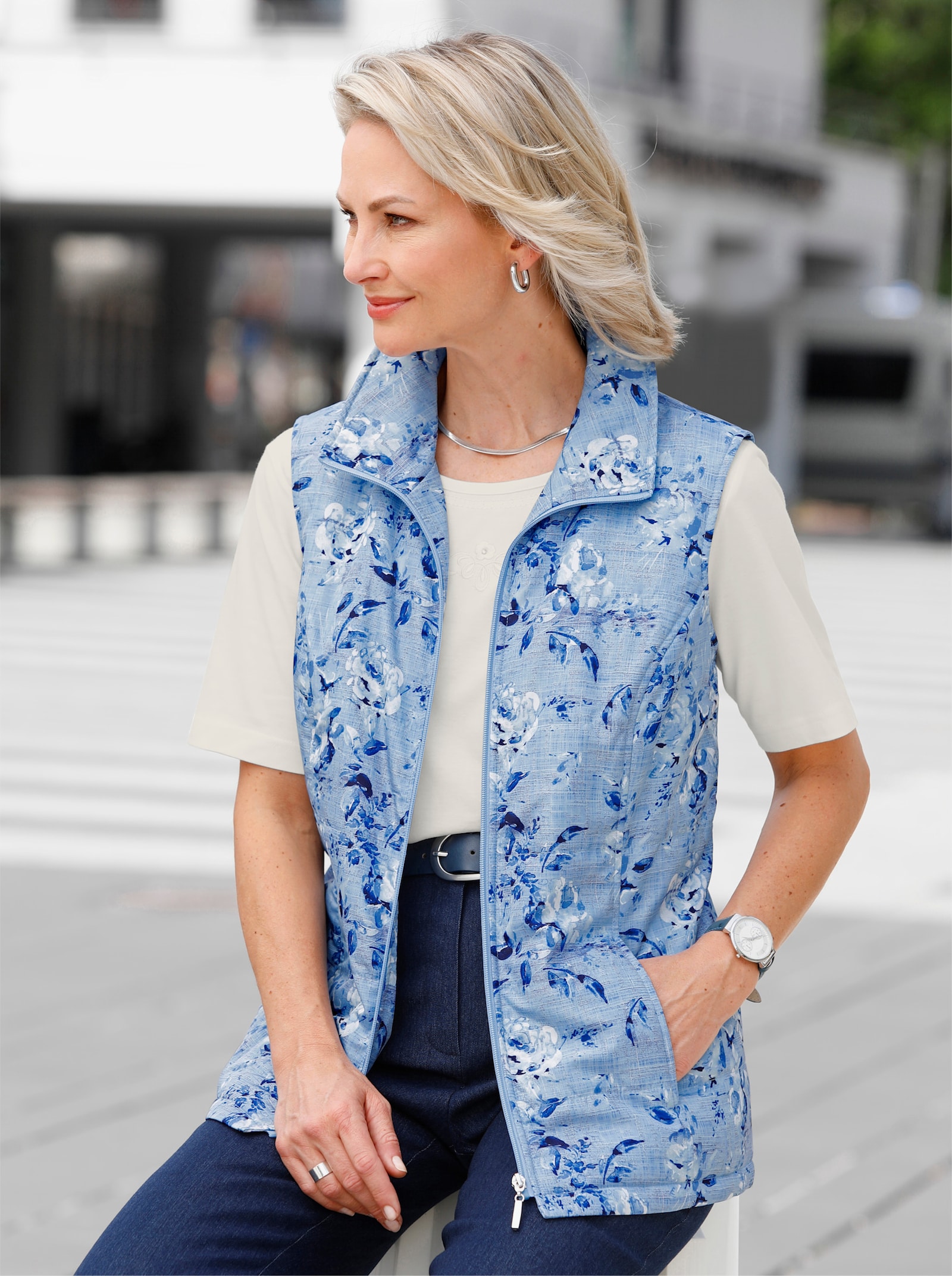 Steppweste mit Blumen-Druck - himmelblau-bedruckt