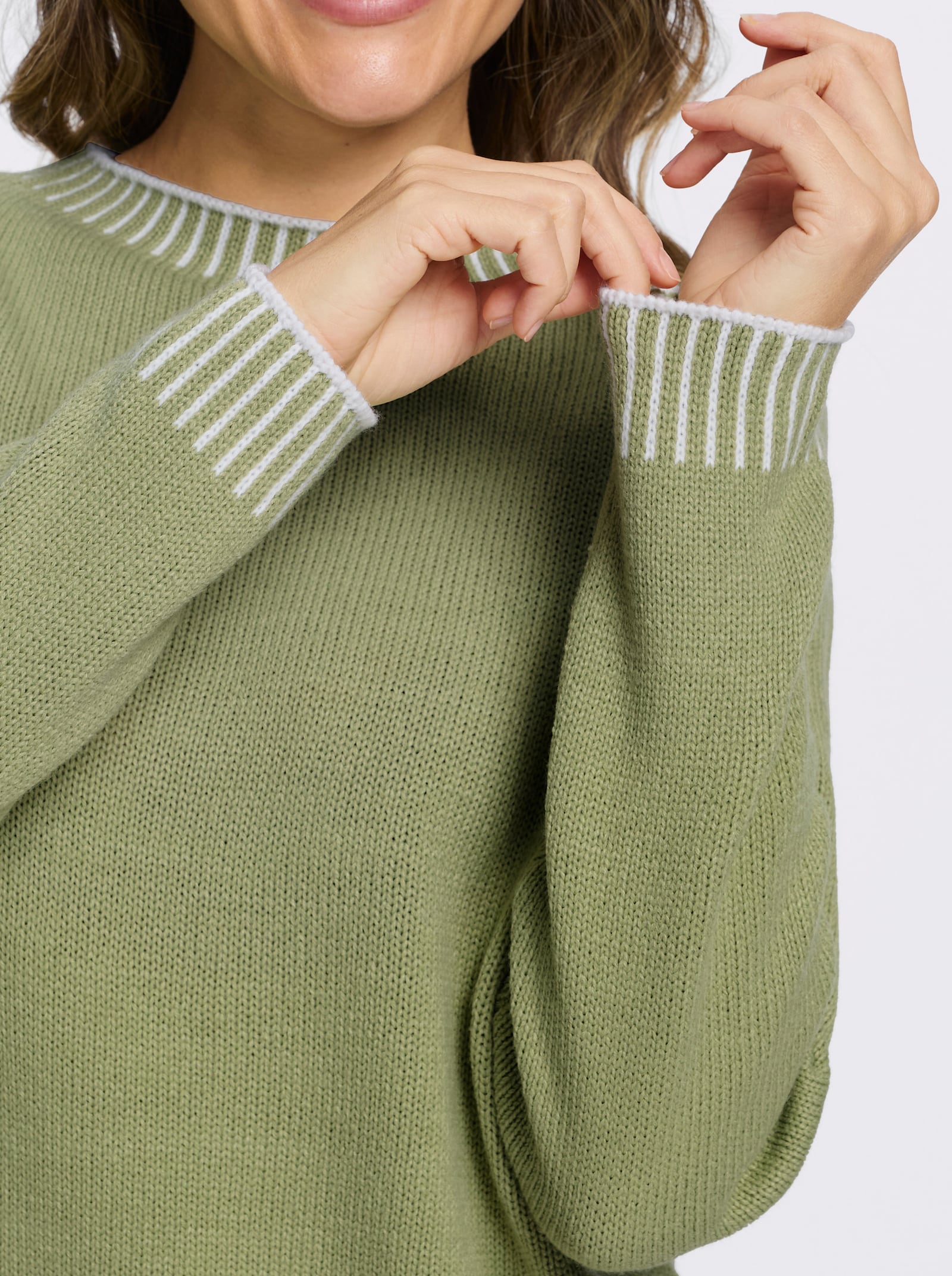 Rundhalspullover mit Kontrast-Akzenten - schilf
