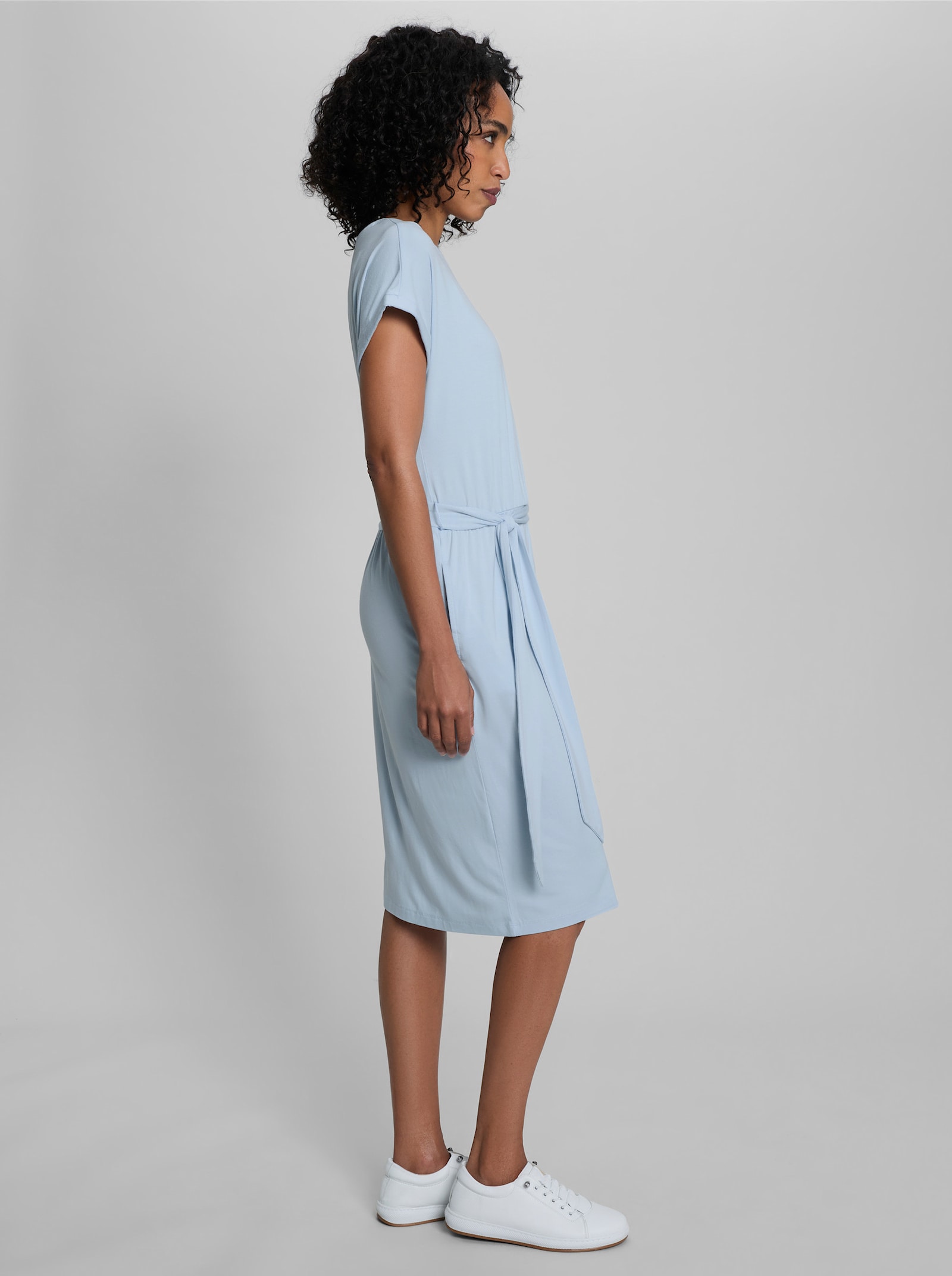heine Jerseykleid mit Bindegürtel - hellblau