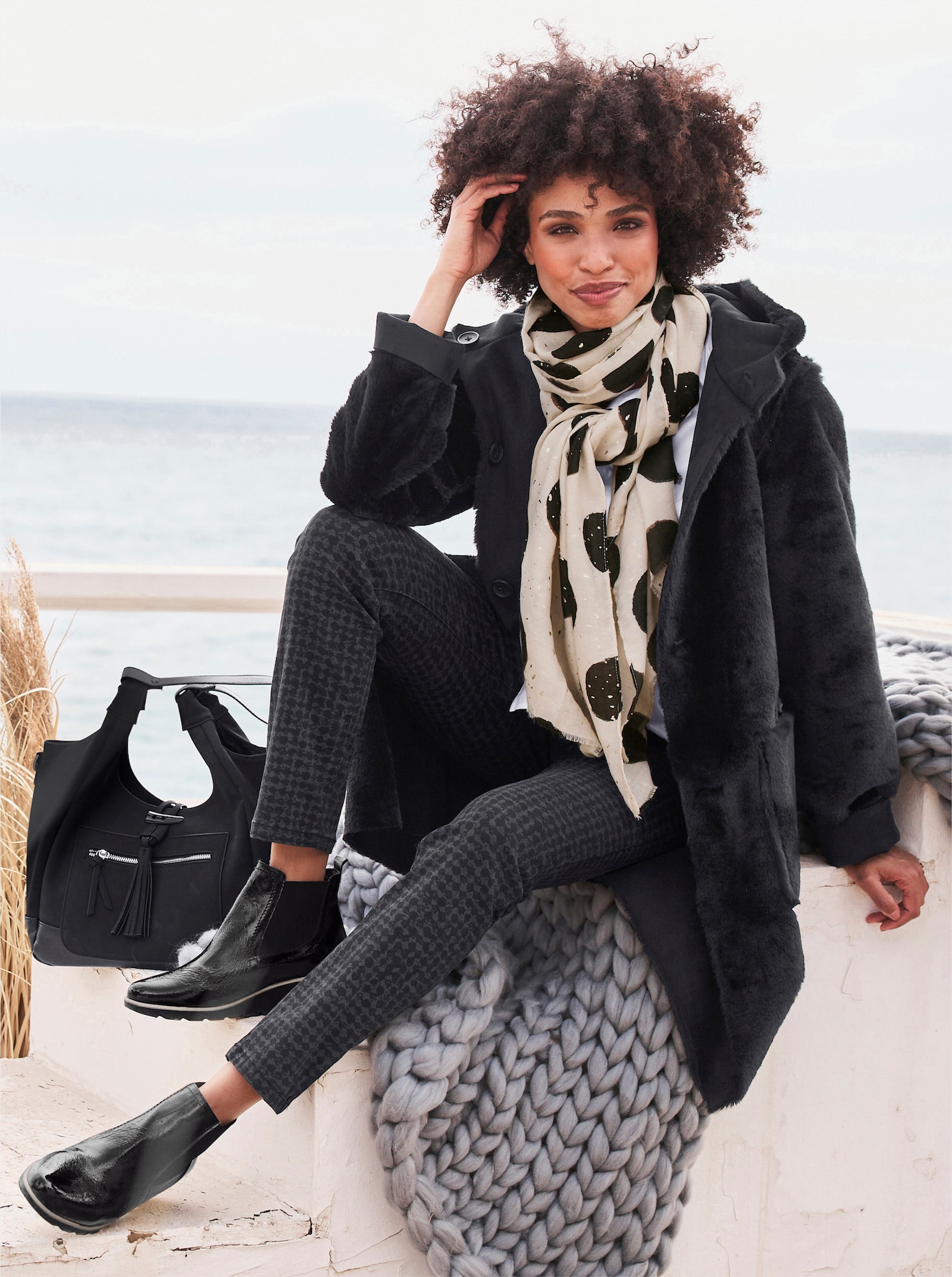 heine Fellimitatmantel mit Kapuze - schwarz