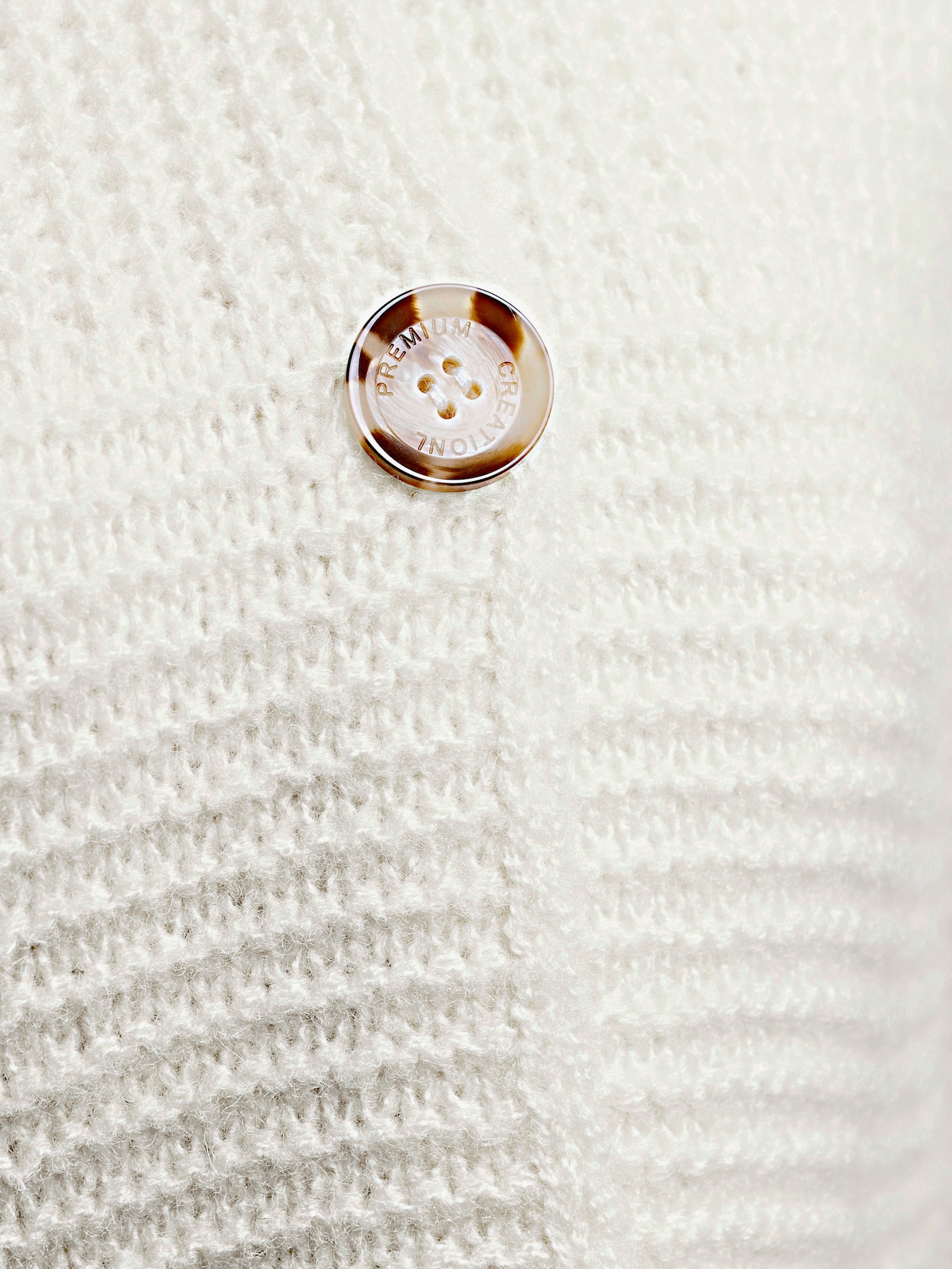CREATION L PREMIUM Longstrickjacke mit Knöpfen in Horn-Optik - ecru