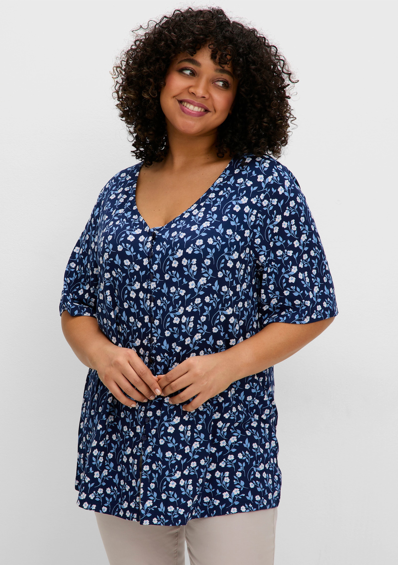 sheego Shirt mit Blümchenprint und Knopfleiste - tiefblau-gemustert