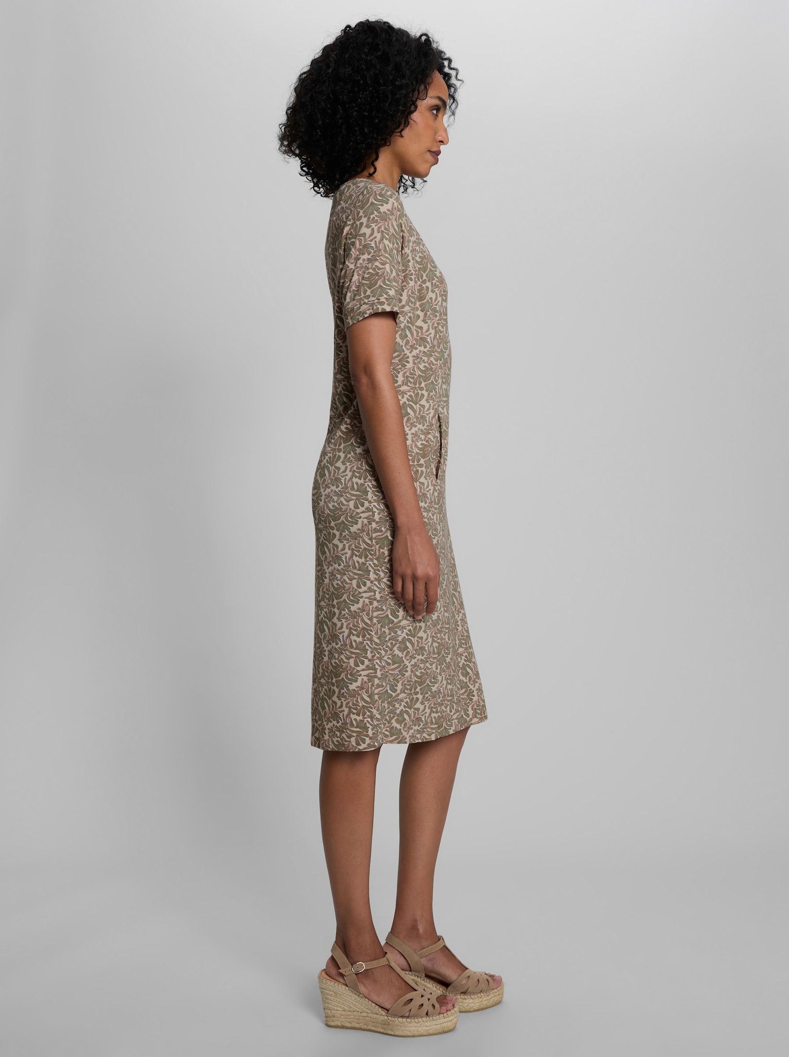 heine Jerseykleid mit Floral-Print - khaki-sand-bedruckt