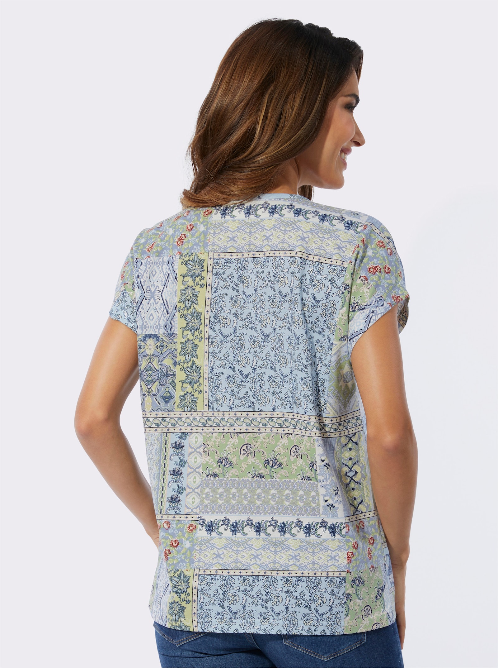 V-Shirt in Patch-Optik - taubenblau-hellblau-bedruckt