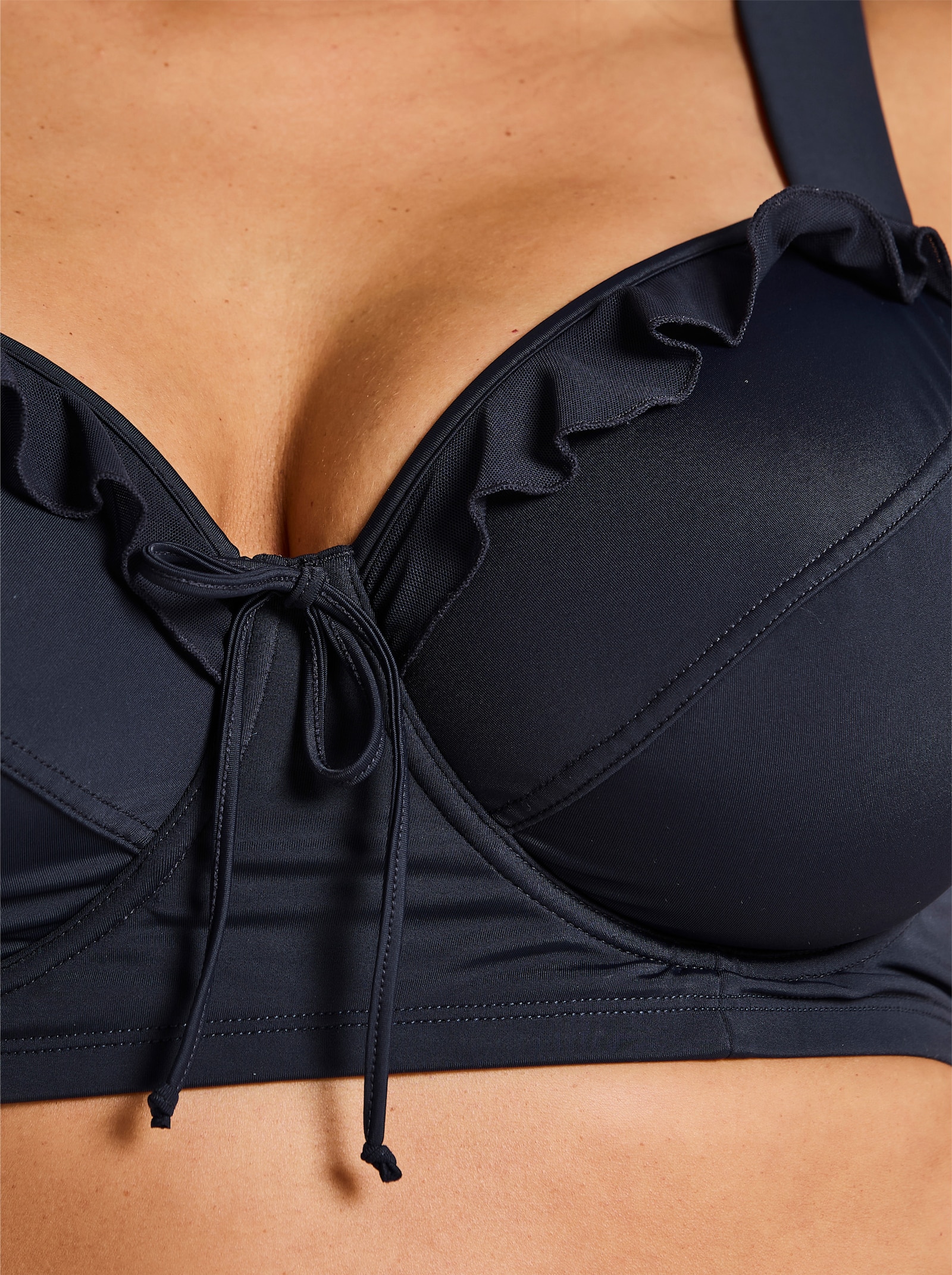 sheego Haut de maillot de bain avec volants en maille et nœud décoratif - bleu foncé