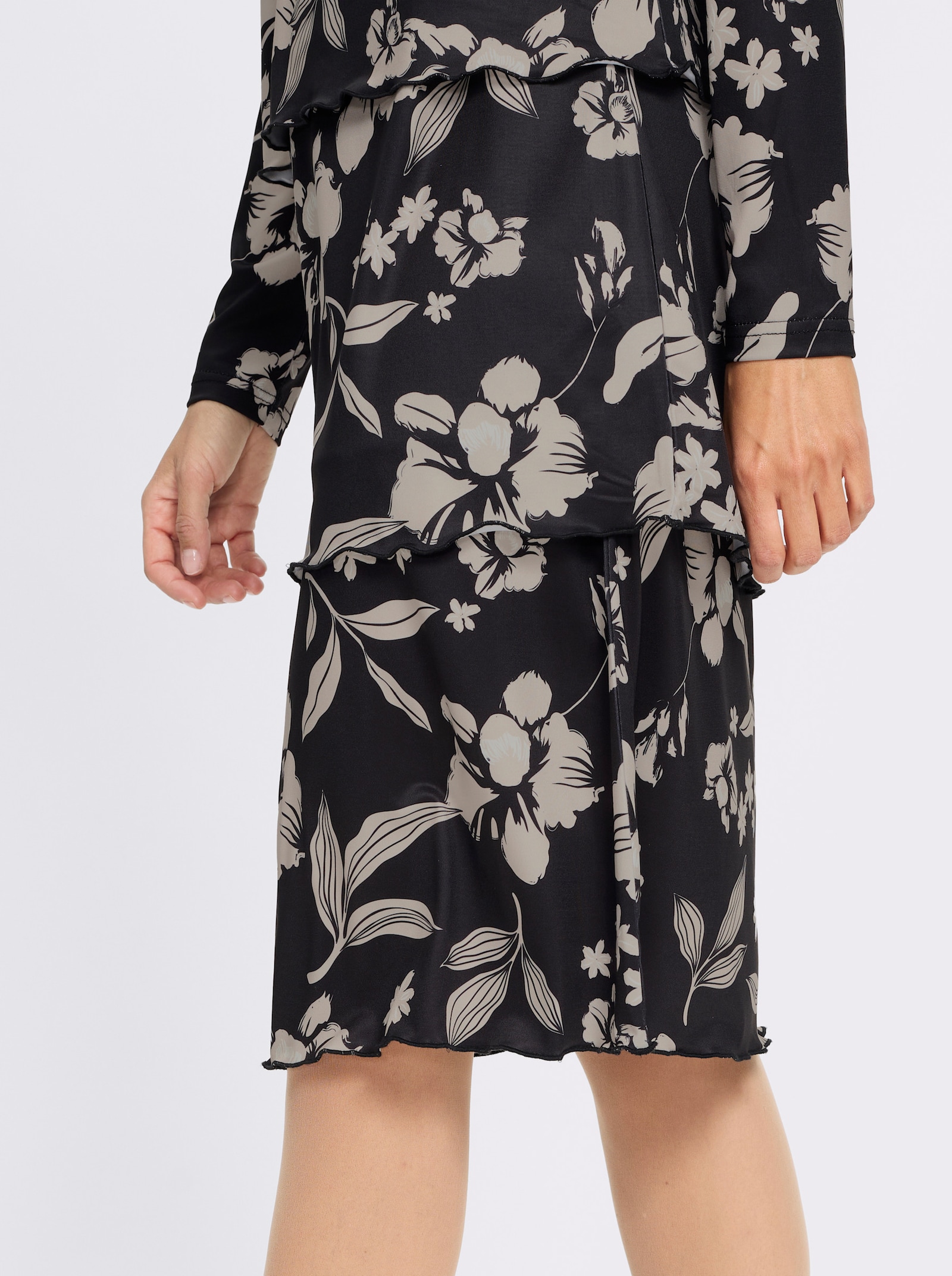 Druckkleid in Stufenform - schwarz-sand-bedruckt