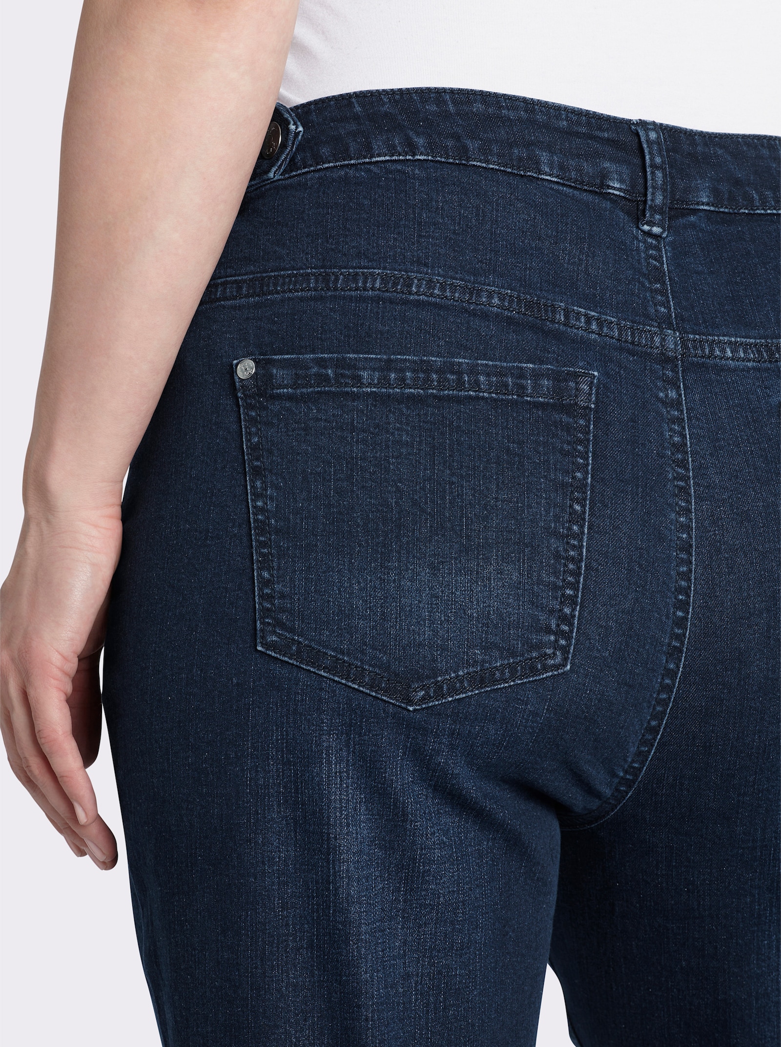 sheego Gerade Jeans mit Deko-Knopf und Riegel am Bund - dark blue