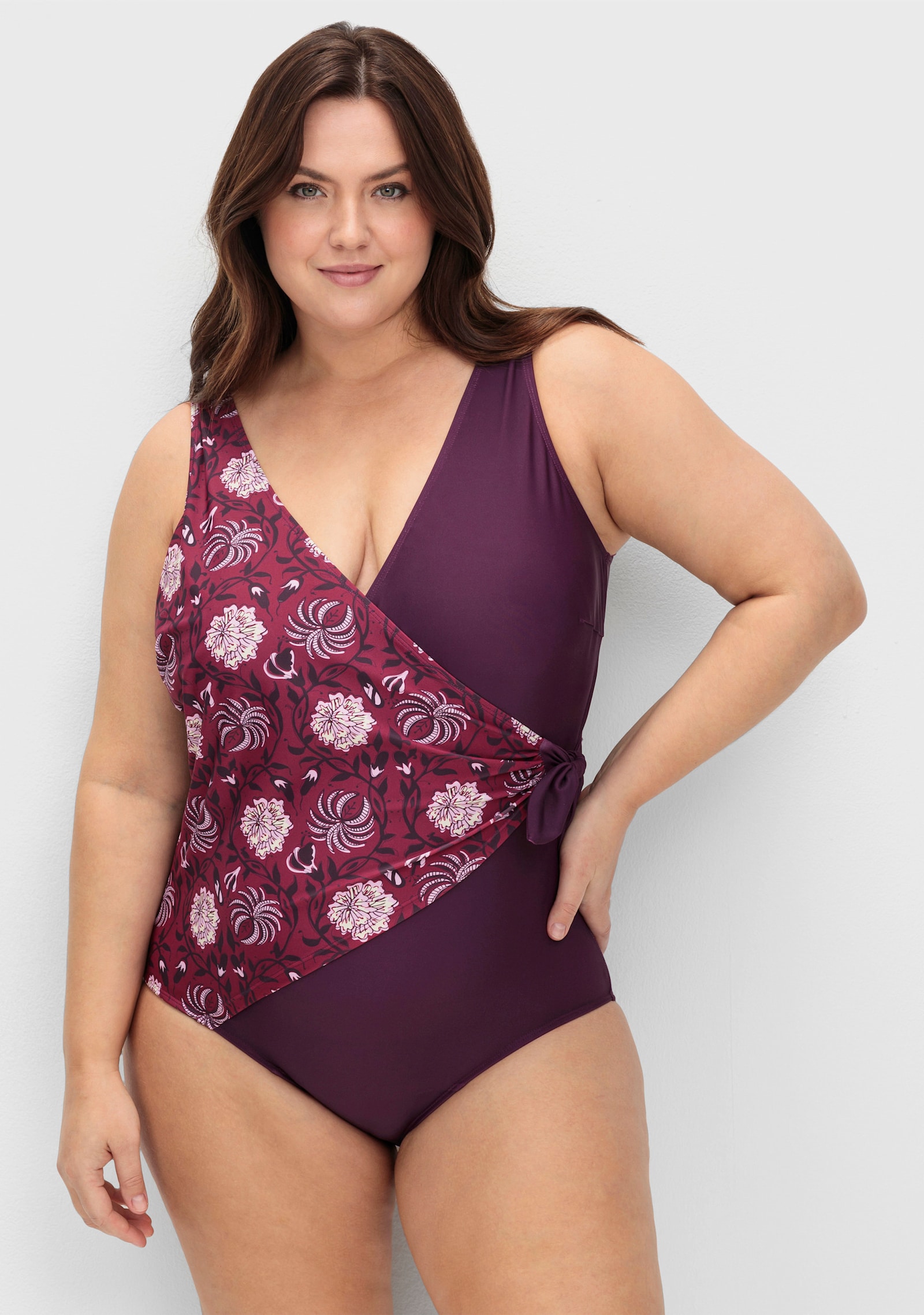 sheego by Joe Browns Badeanzug mit seitlichem Knoten - beere-gemustert