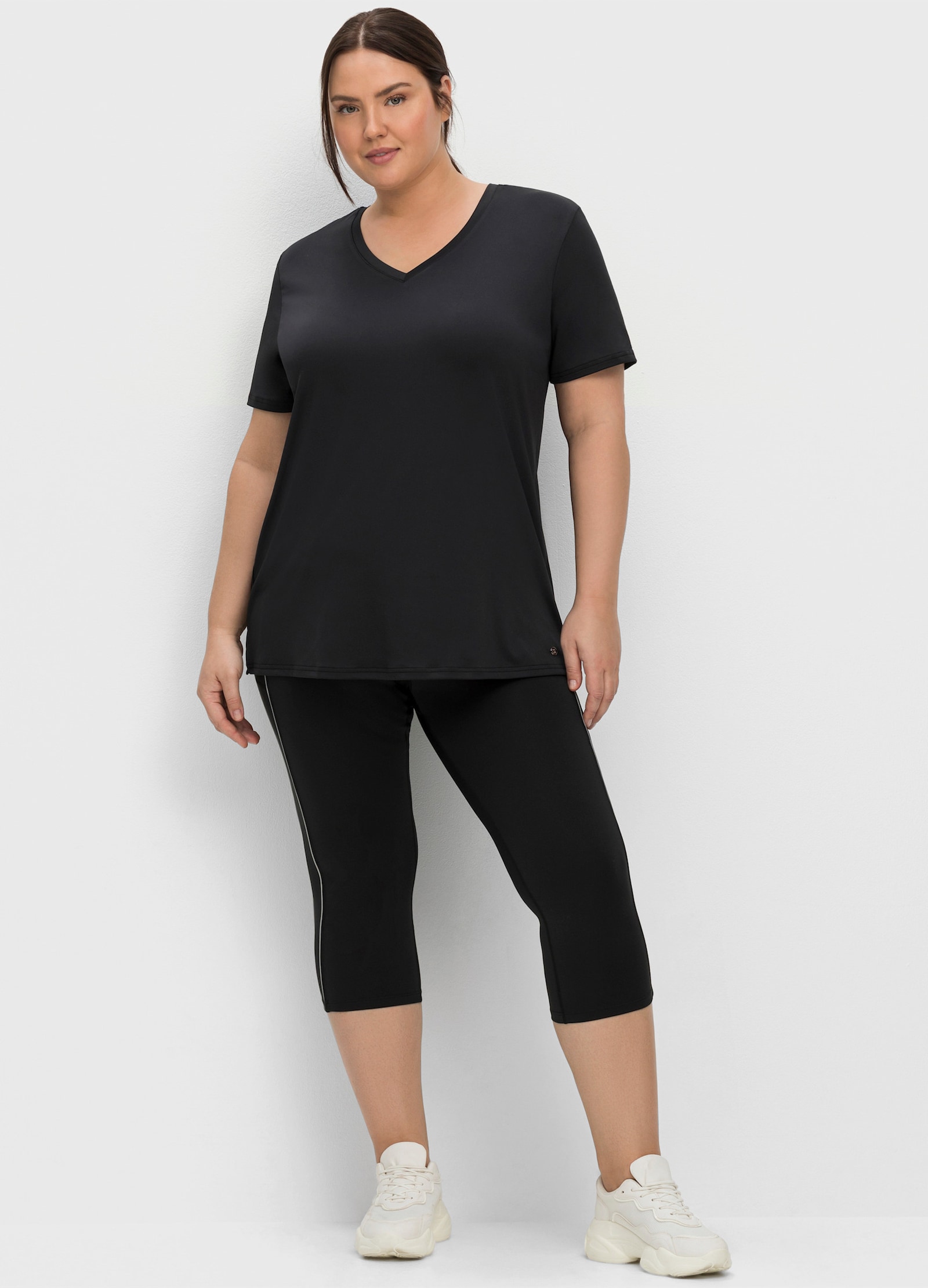 sheego Functioneel shirt met V-hals - zwart