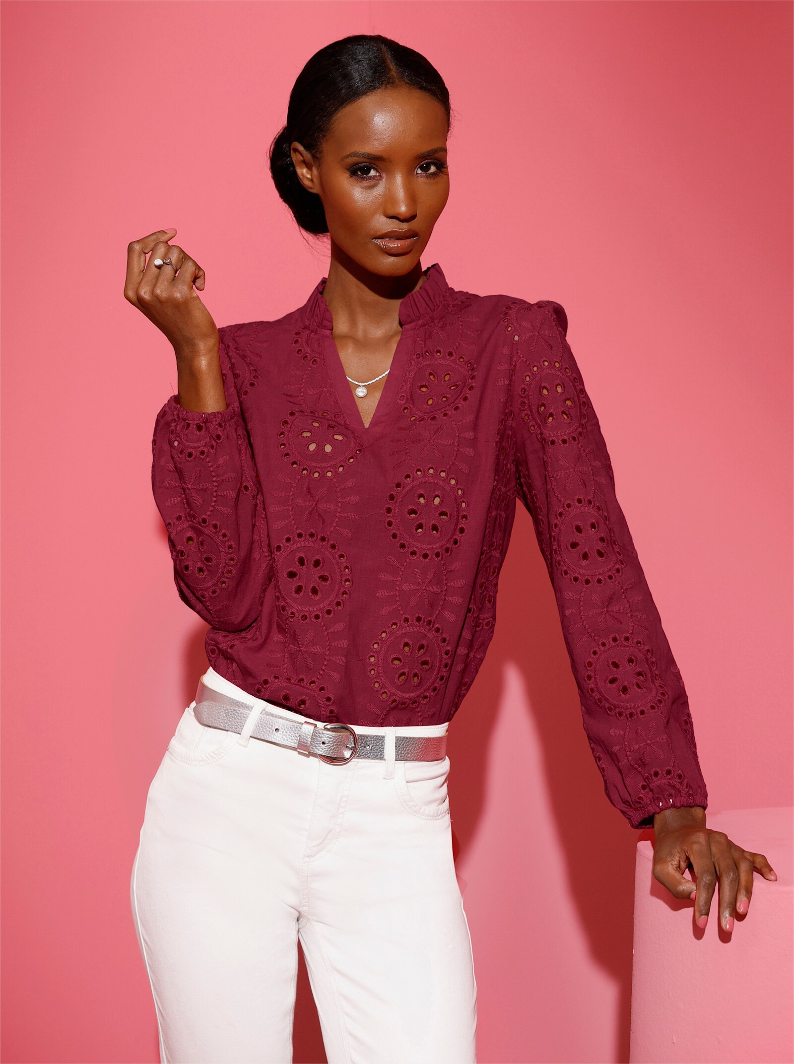 Katoenen blouse met ruches bij de kraag - donkerrood