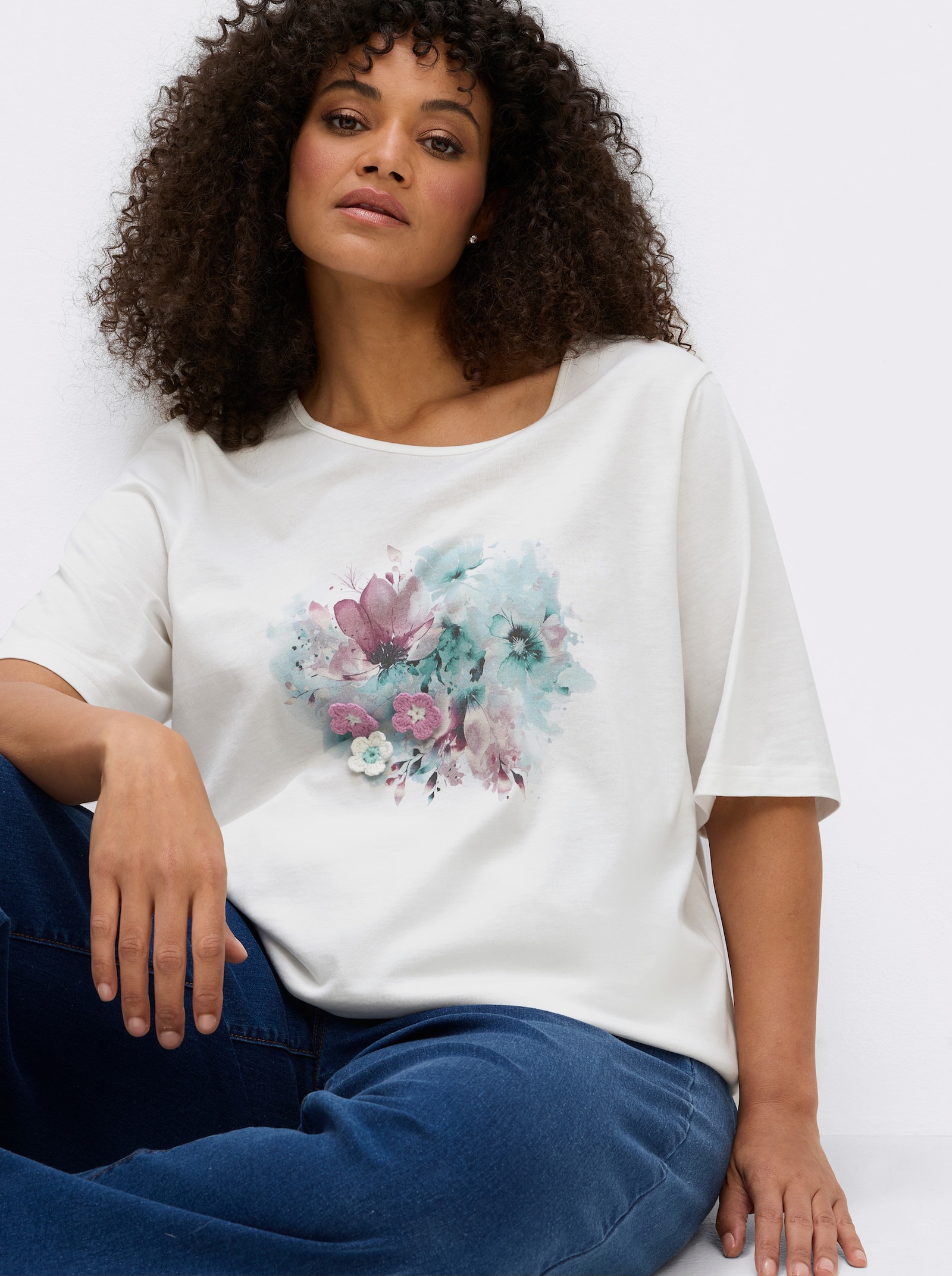 sheego Shirt mit aufgenähten Häkelblumen - ecru-eisblau-bedruckt
