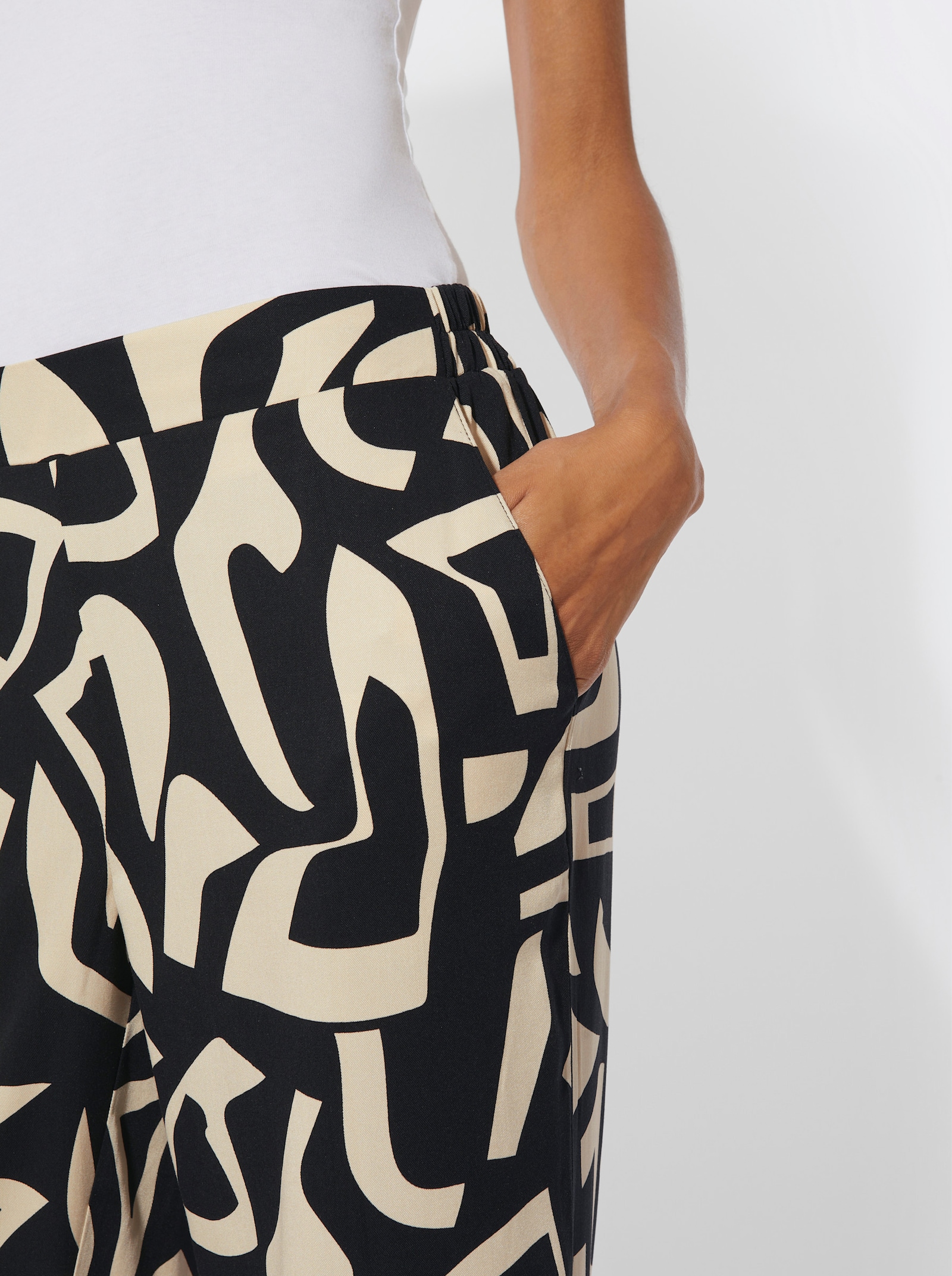 Schlupfhose mit seitlichen Taschen - sand-schwarz-bedruckt