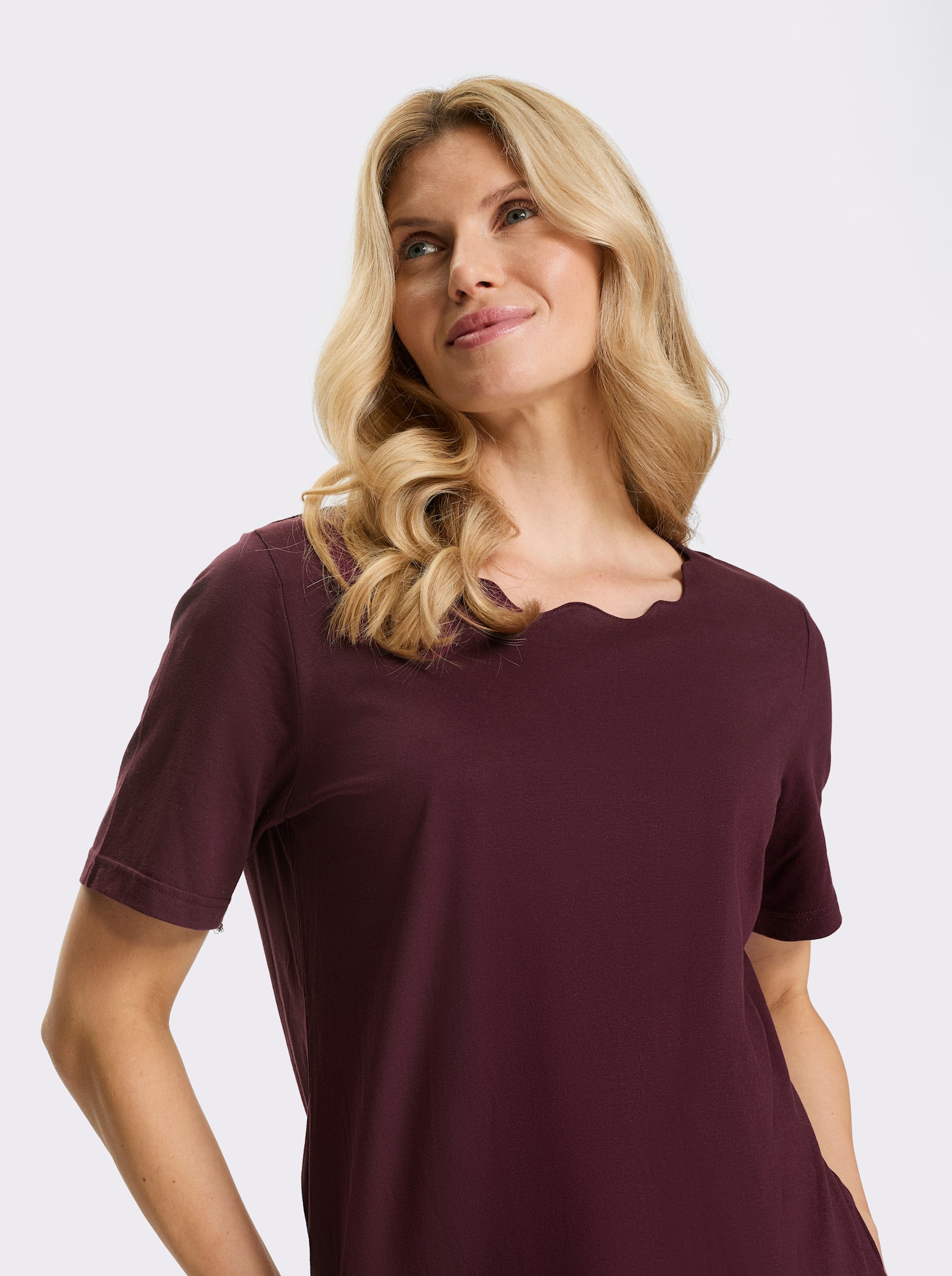 Kurzarmshirt mit Wellenkante - burgund