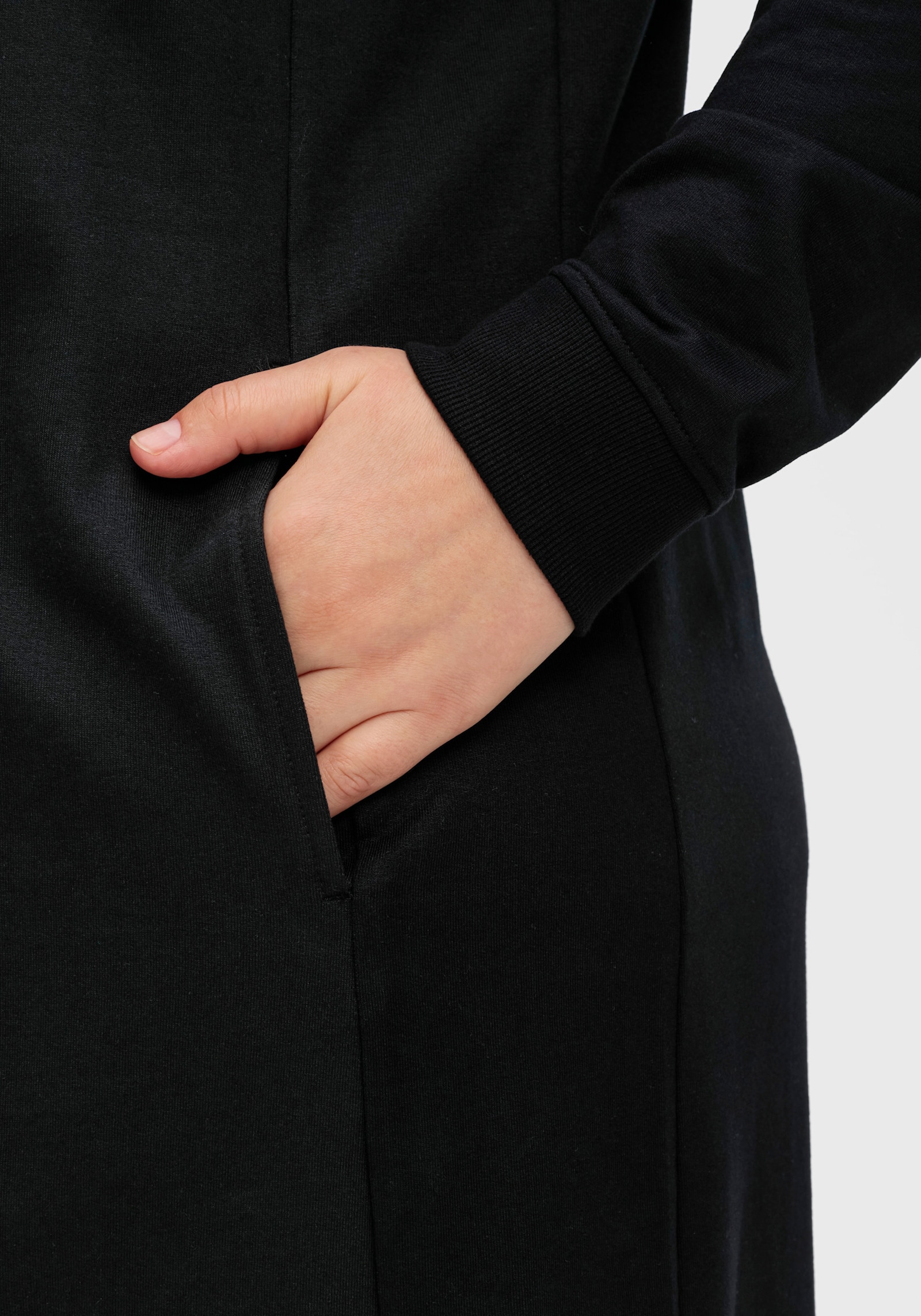 sheego Sweatkleid mit weitem Kragen und Seitentaschen - schwarz