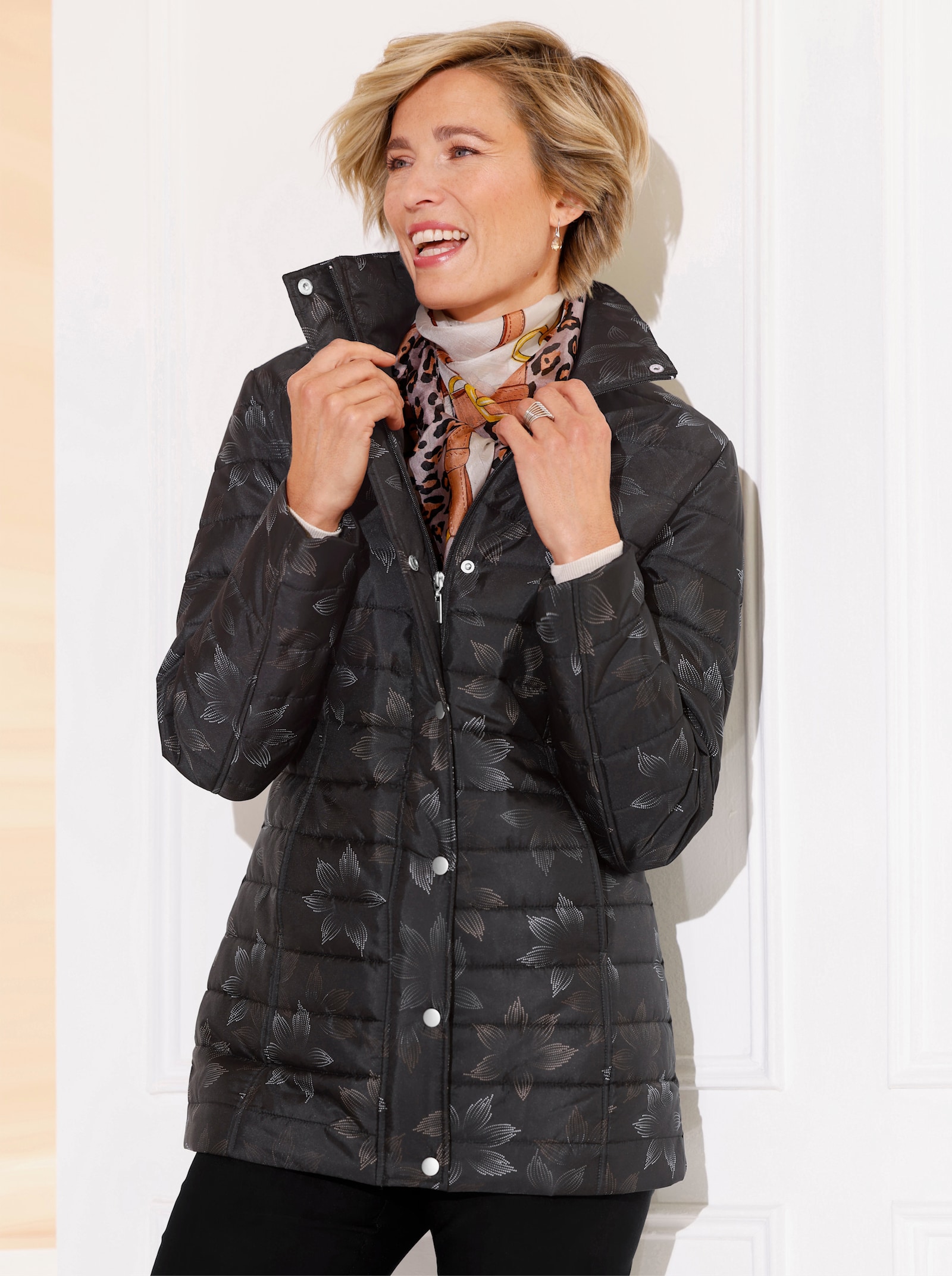 Steppjacke mit Blüten-Muster - schwarz-braun-bedruckt