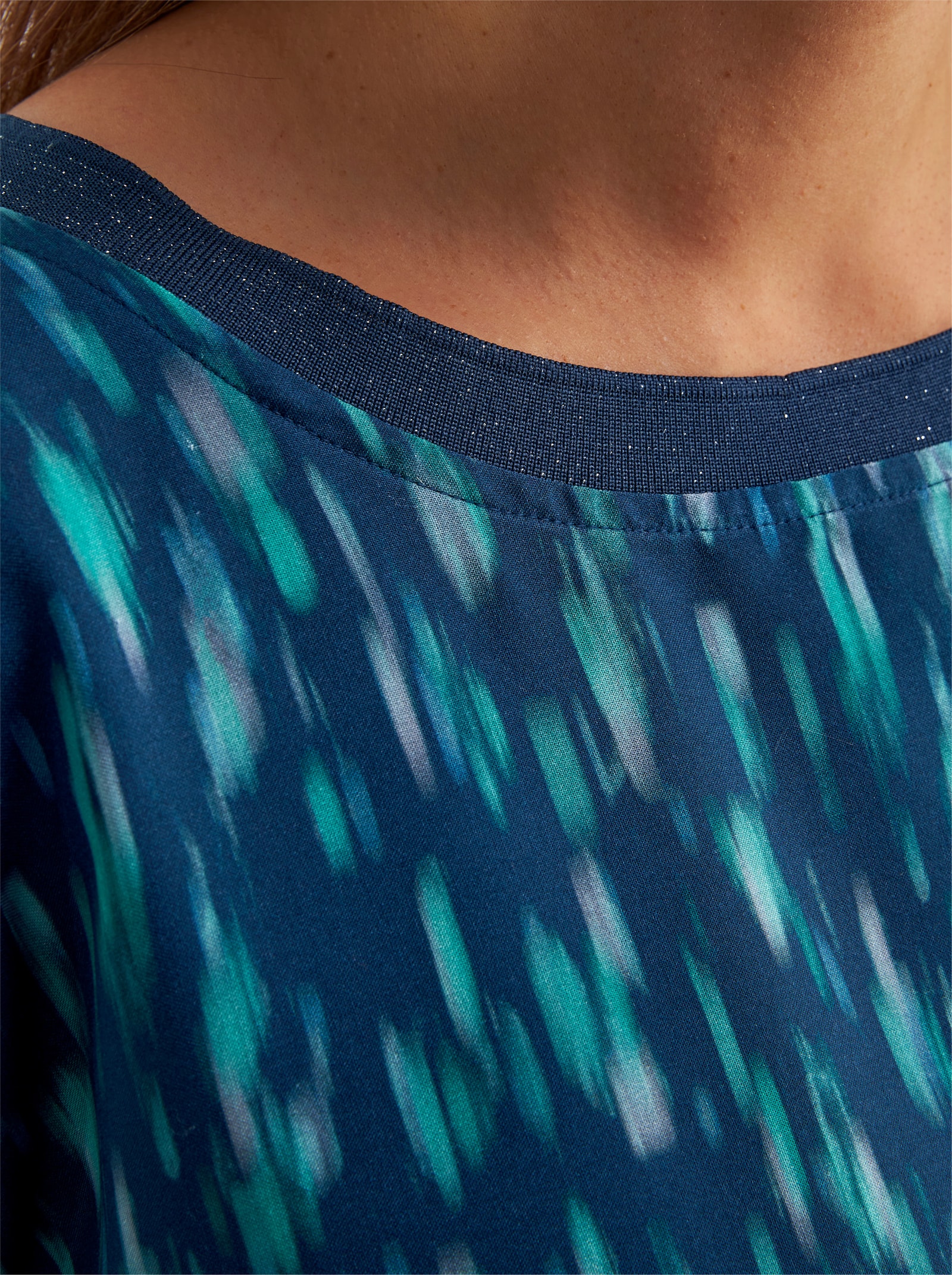 Druckbluse aus reiner, edler Viskose - dunkelblau-salbei-bedruckt