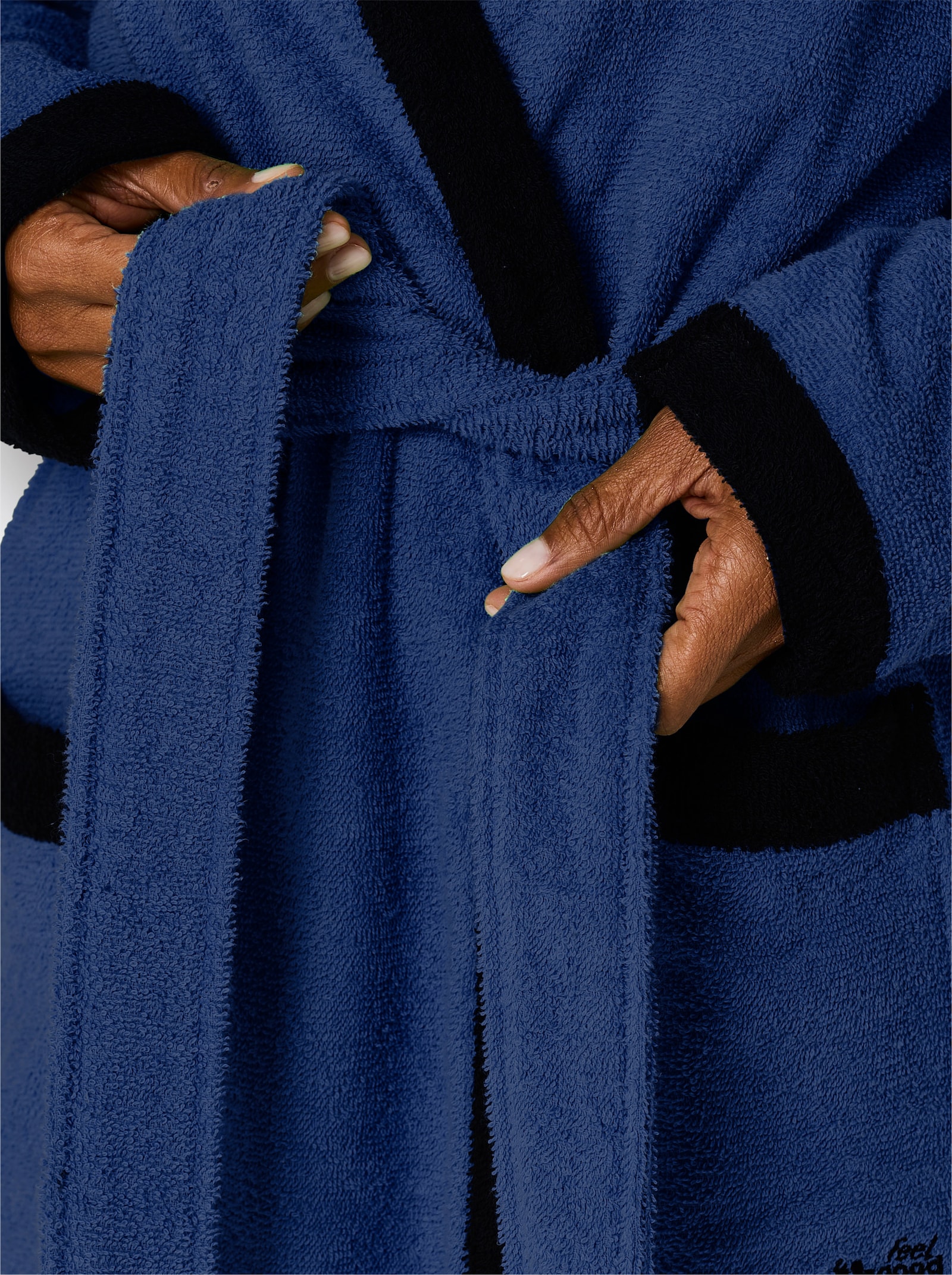 feel good Bademantel - royalblau-schwarz