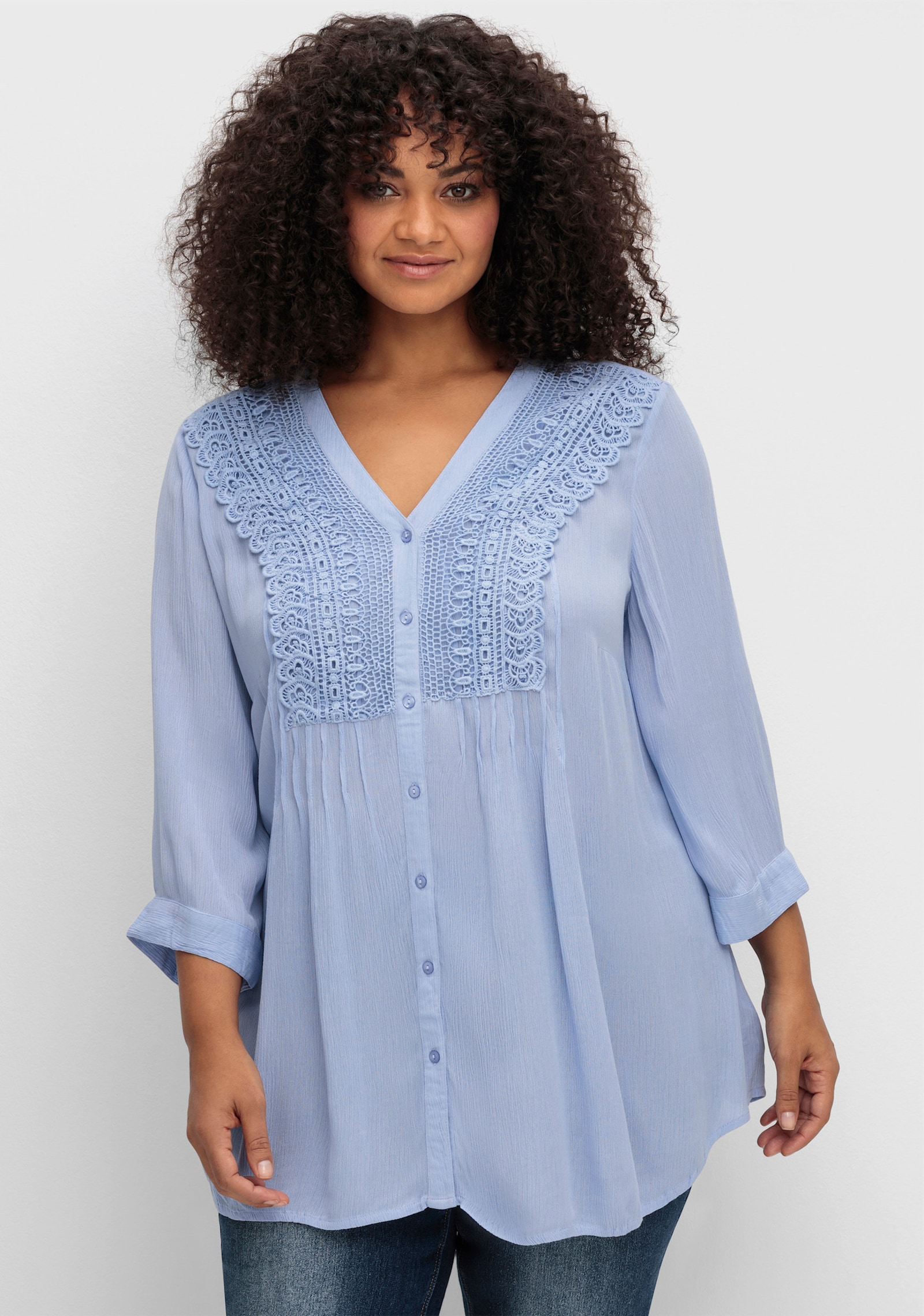 sheego by Joe Browns Crêpebluse mit Biesen und Häkelspitze - himmelblau