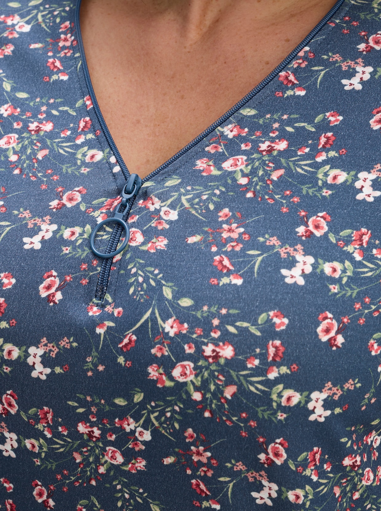 Kurzarmshirt mit Reißverschluss am Ausschnitt - jeansblau-hellrosé-gemustert