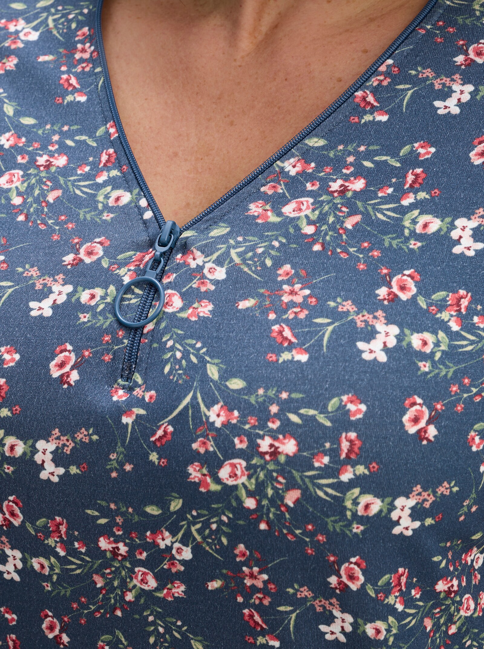 Kurzarmshirt mit Reißverschluss am Ausschnitt - jeansblau-hellrosé-gemustert