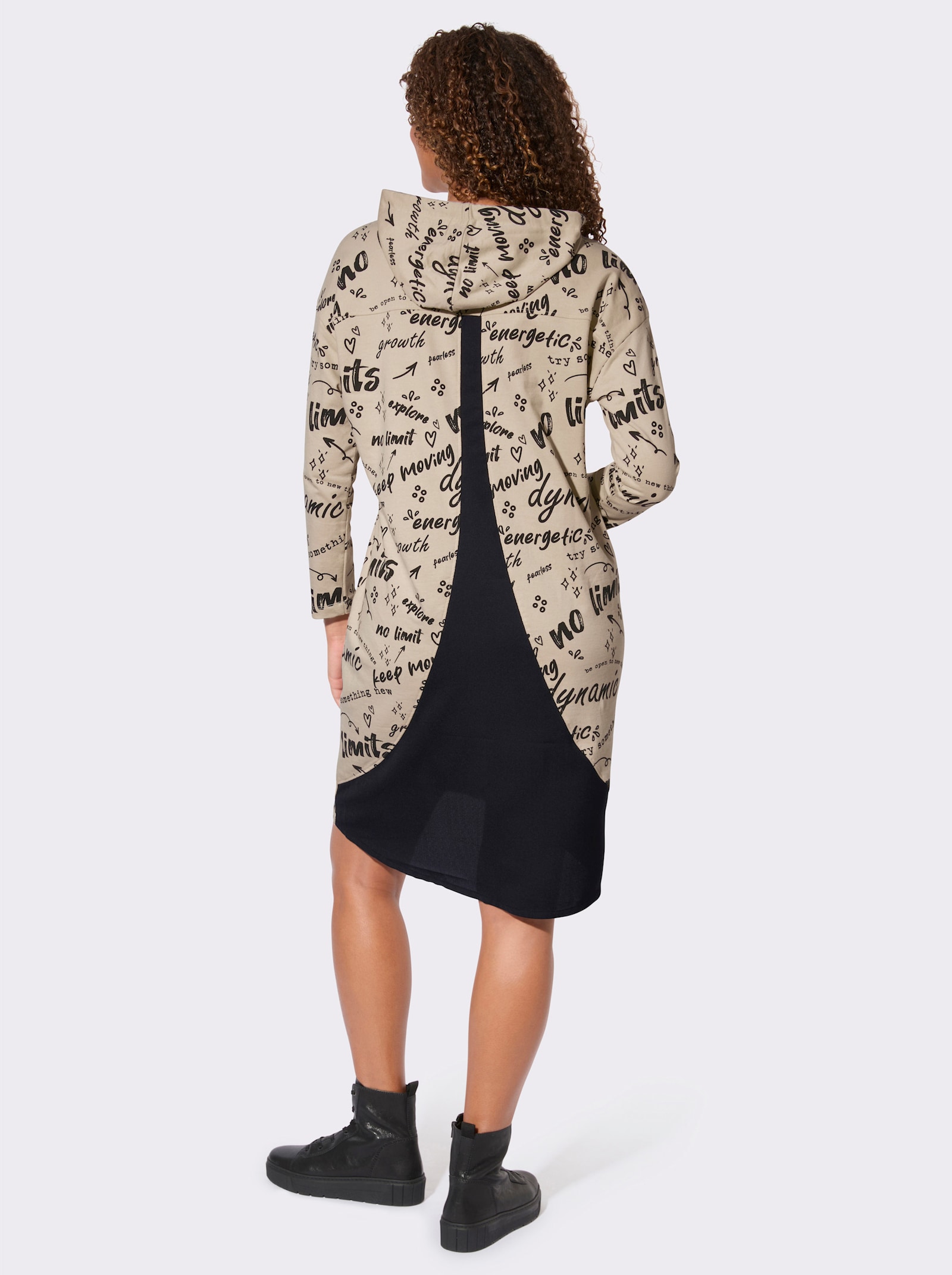Hoodykleid mit Schriftzügen rundum - sand-schwarz-bedruckt