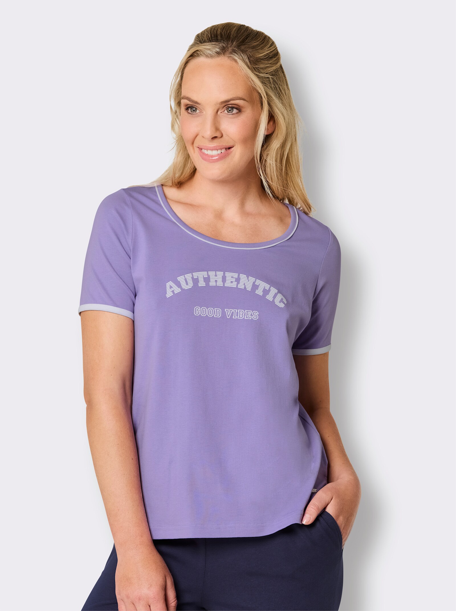 feel good Kurzarmshirt mit Schriftzug - lavendel-weiß