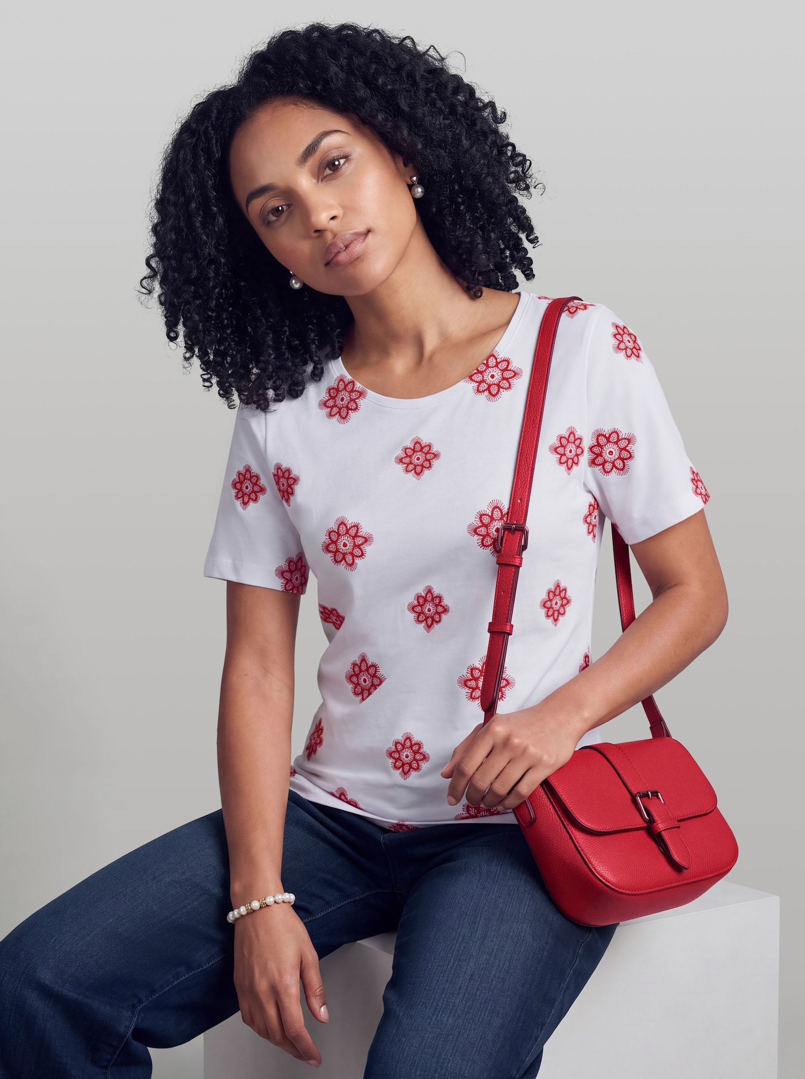 heine Kurzarmshirt mit Blumen-Stickereien - weiß-erdbeere-gemustert