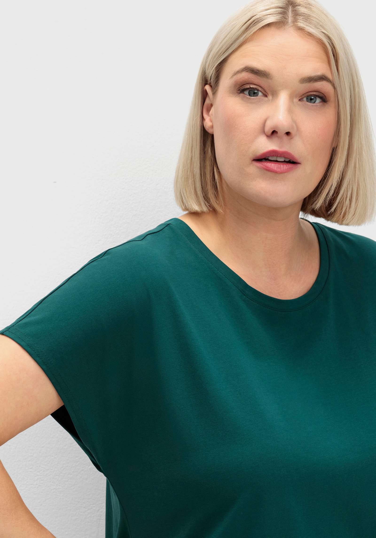 sheego Funktionsshirt mit Cut-out im Nacken - petrol
