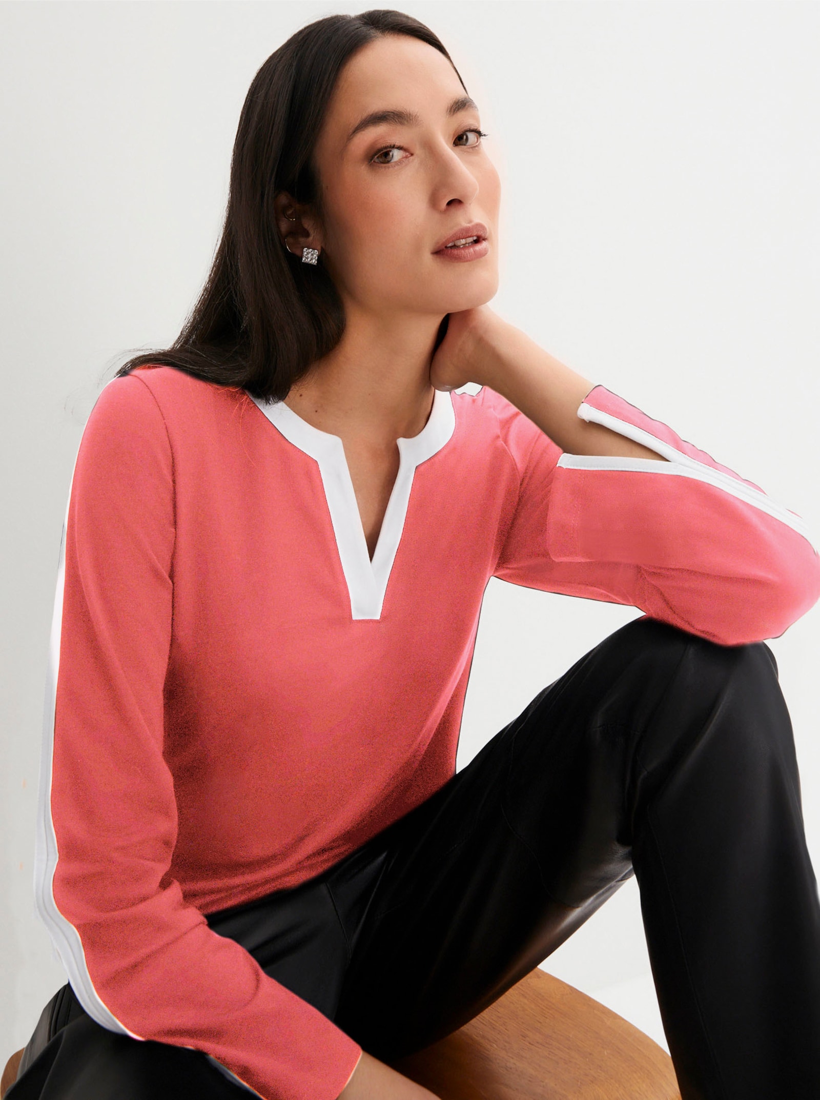 Rundhalsshirt mit Schlitz am Ärmel - koralle-weiss