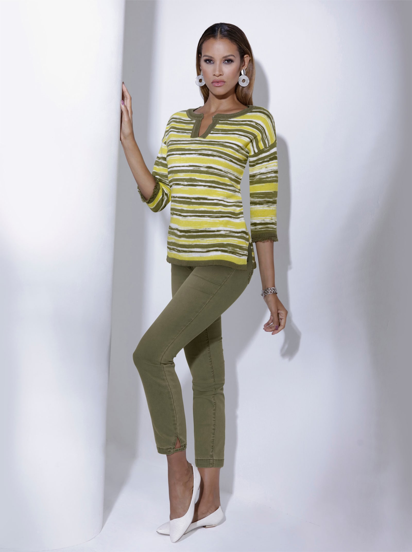 Jeans mit Schlitz und Ösen - oliv