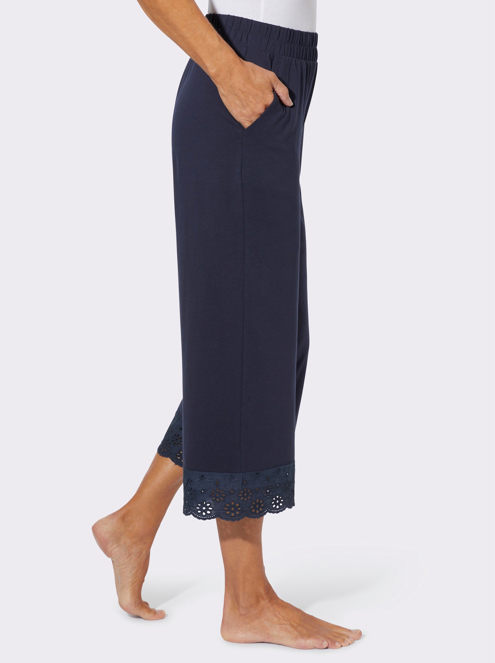 Freizeithose mit Lochstickerei-Bordüre - marine