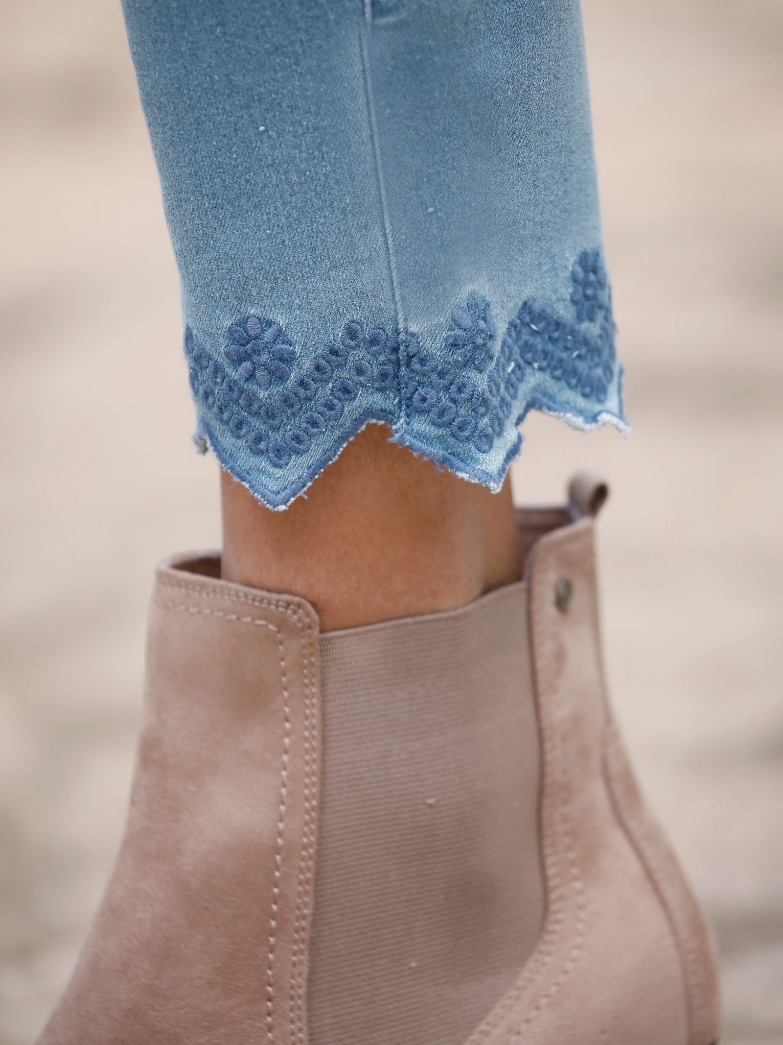 Jeans met geborduurde golvende zoom - blue-bleached