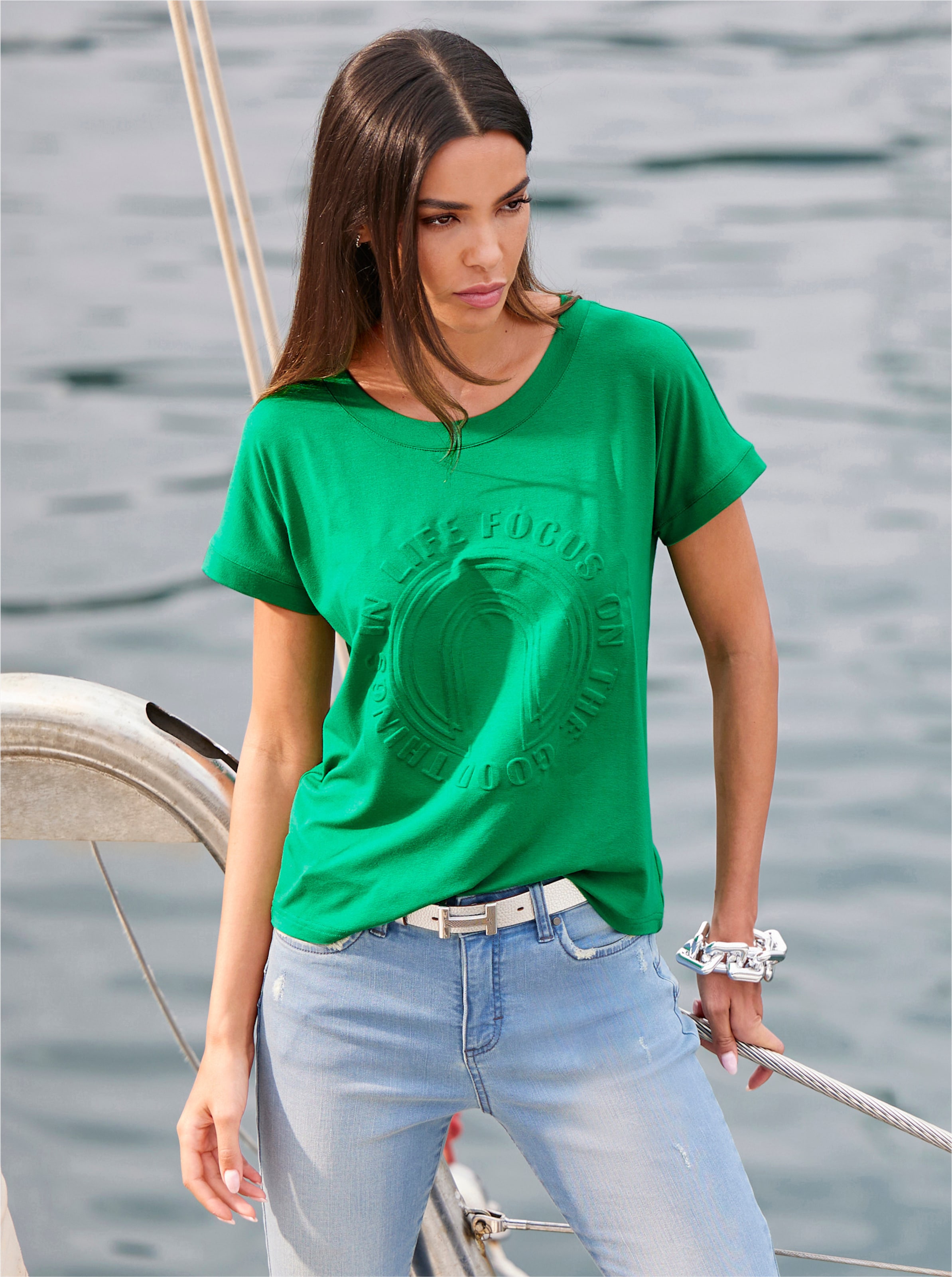 Rundhals Shirt günstig Kaufen-Shirt in grasgrün von heine. Shirt in grasgrün von heine <![CDATA[Shirt Mit effektvollem 3-D-Print. Rundhalsausschnitt und Kurzarm. Überschnittene Schultern.]]>. 