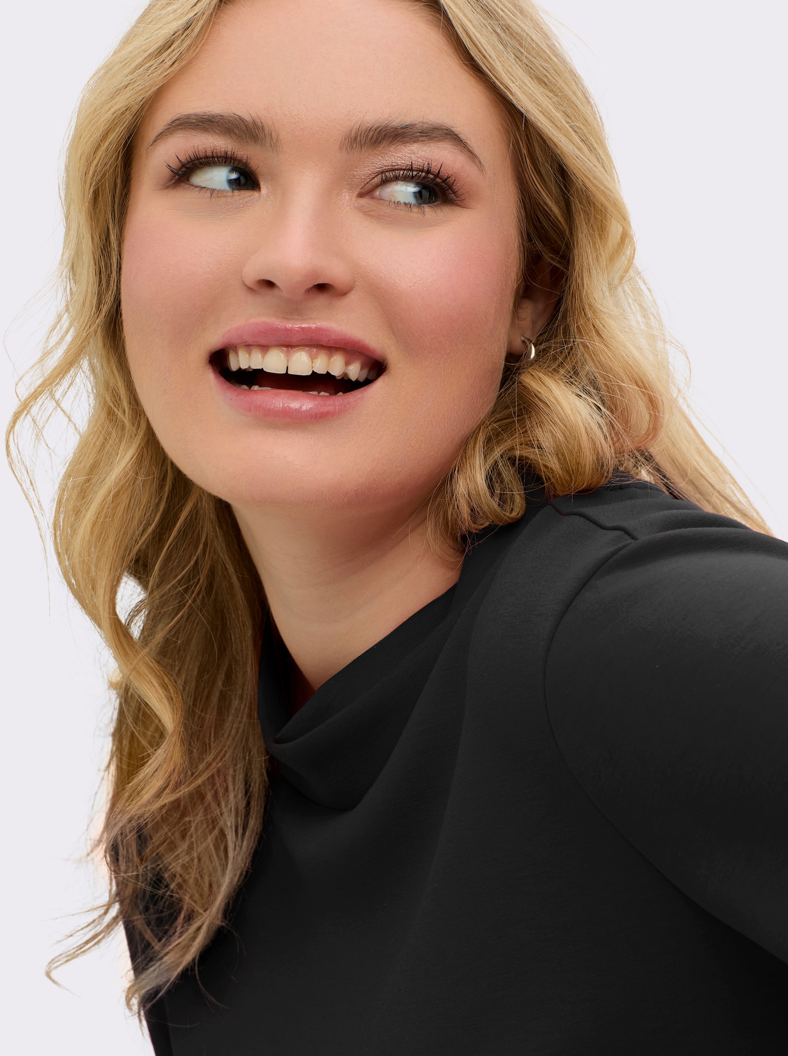 sheego Sweatshirt mit Glitzerdetails - schwarz