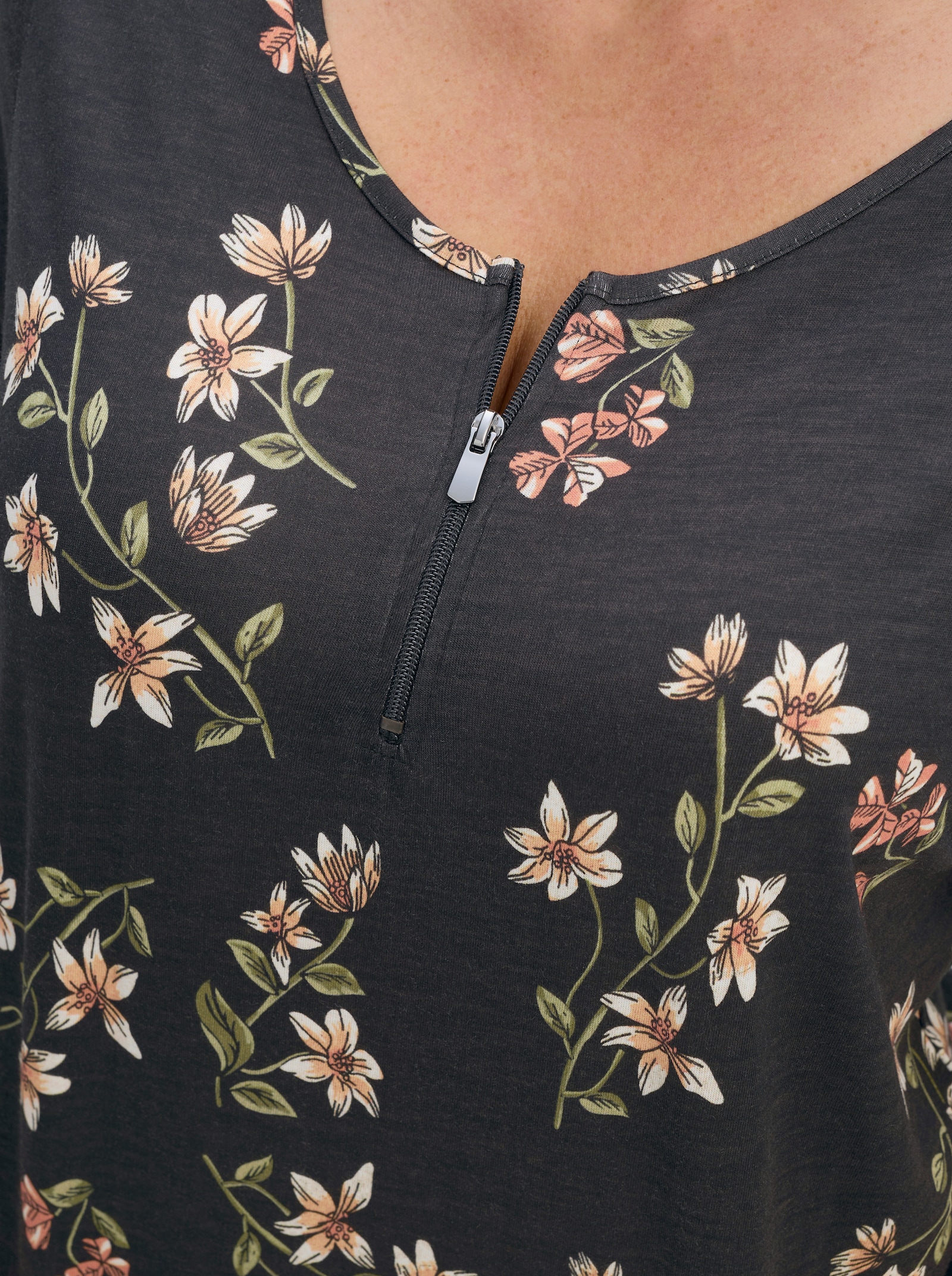 Kurzarmshirt mit Reißverschluss am Ausschnitt - schwarz-ecru-bedruckt