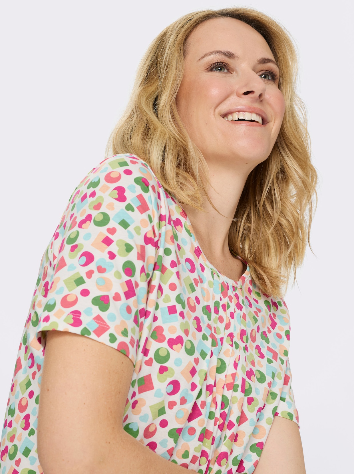 Kurzarmshirt im bunten Allover-Print - ecru-apfel-bedruckt