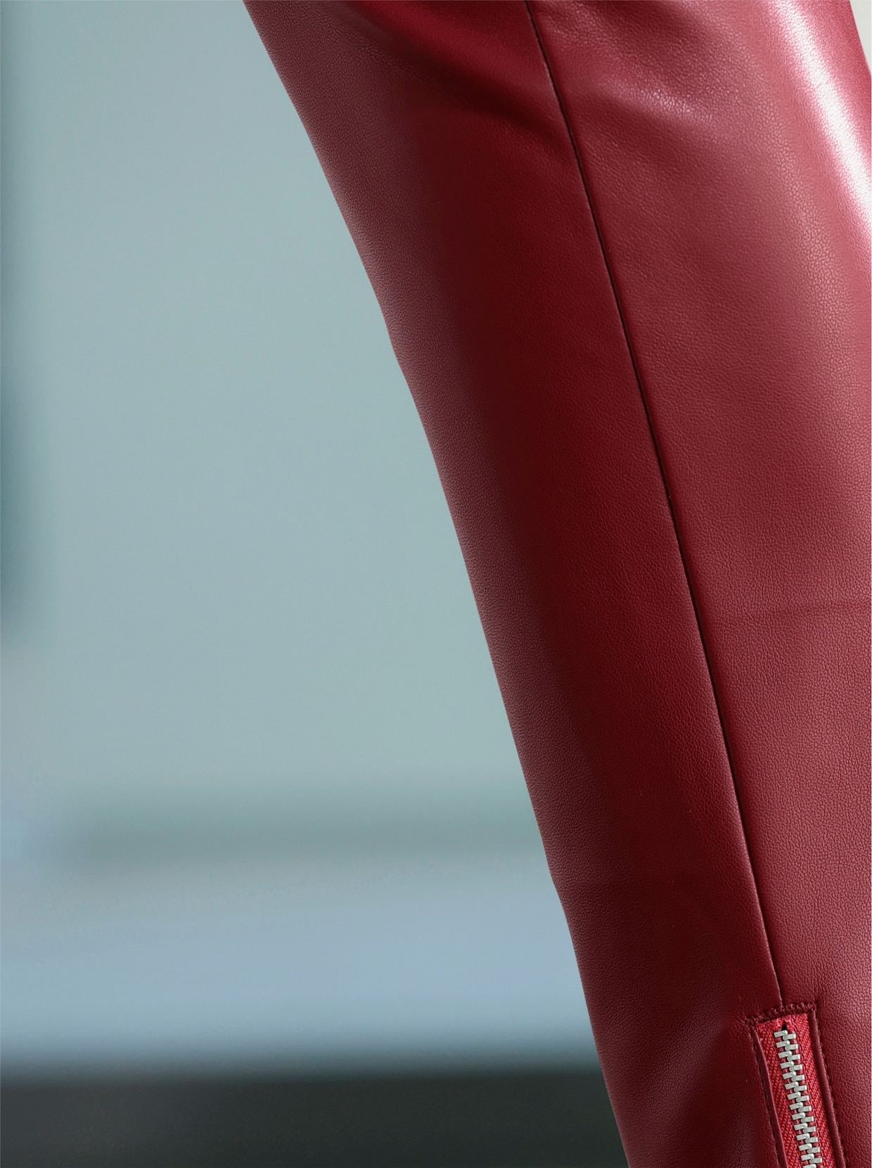Kalhoty z imitace kůže - tmavěčervená