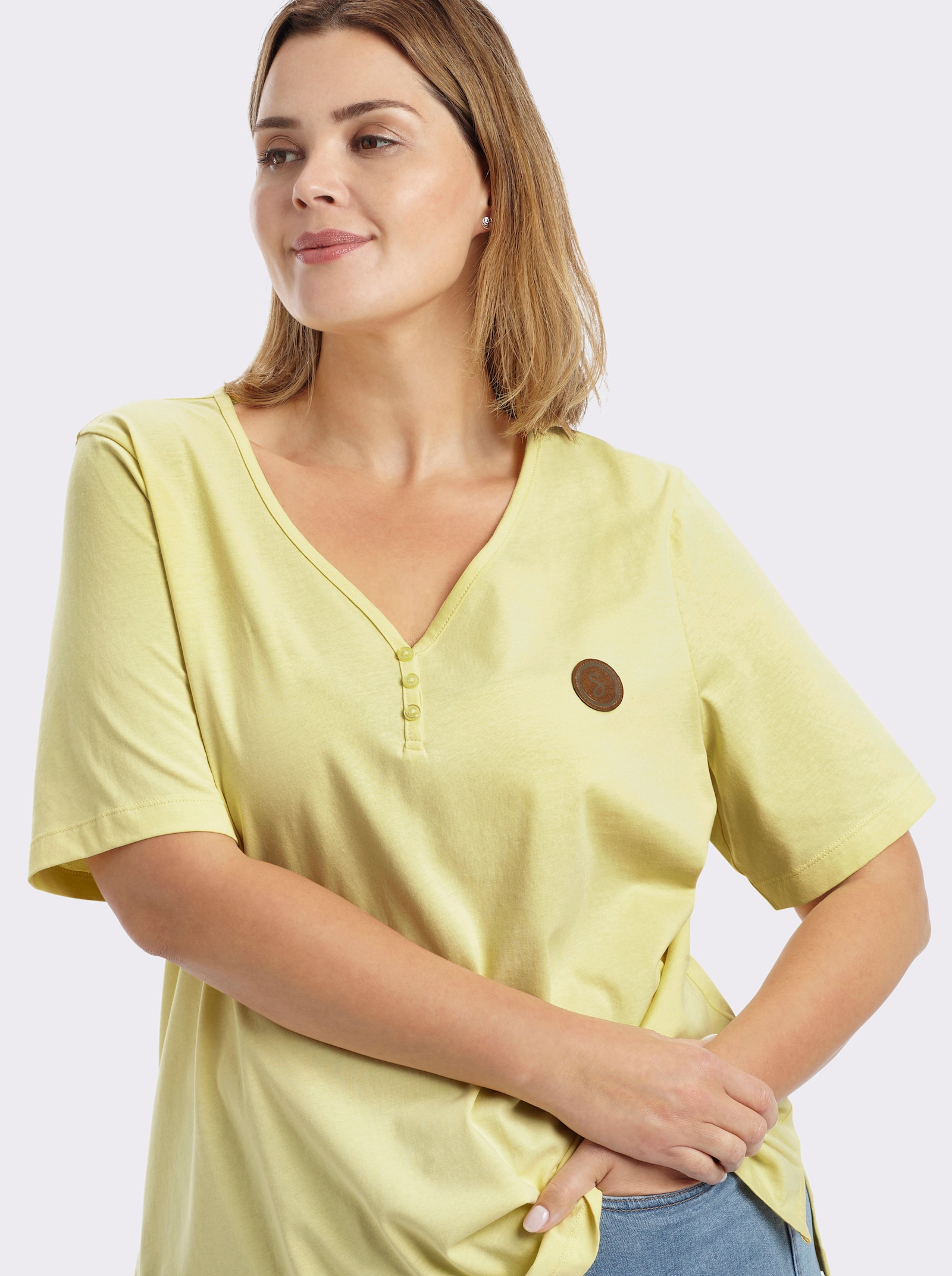 sheego Shirt met V-hals en korte sierknoopsluiting - citroen