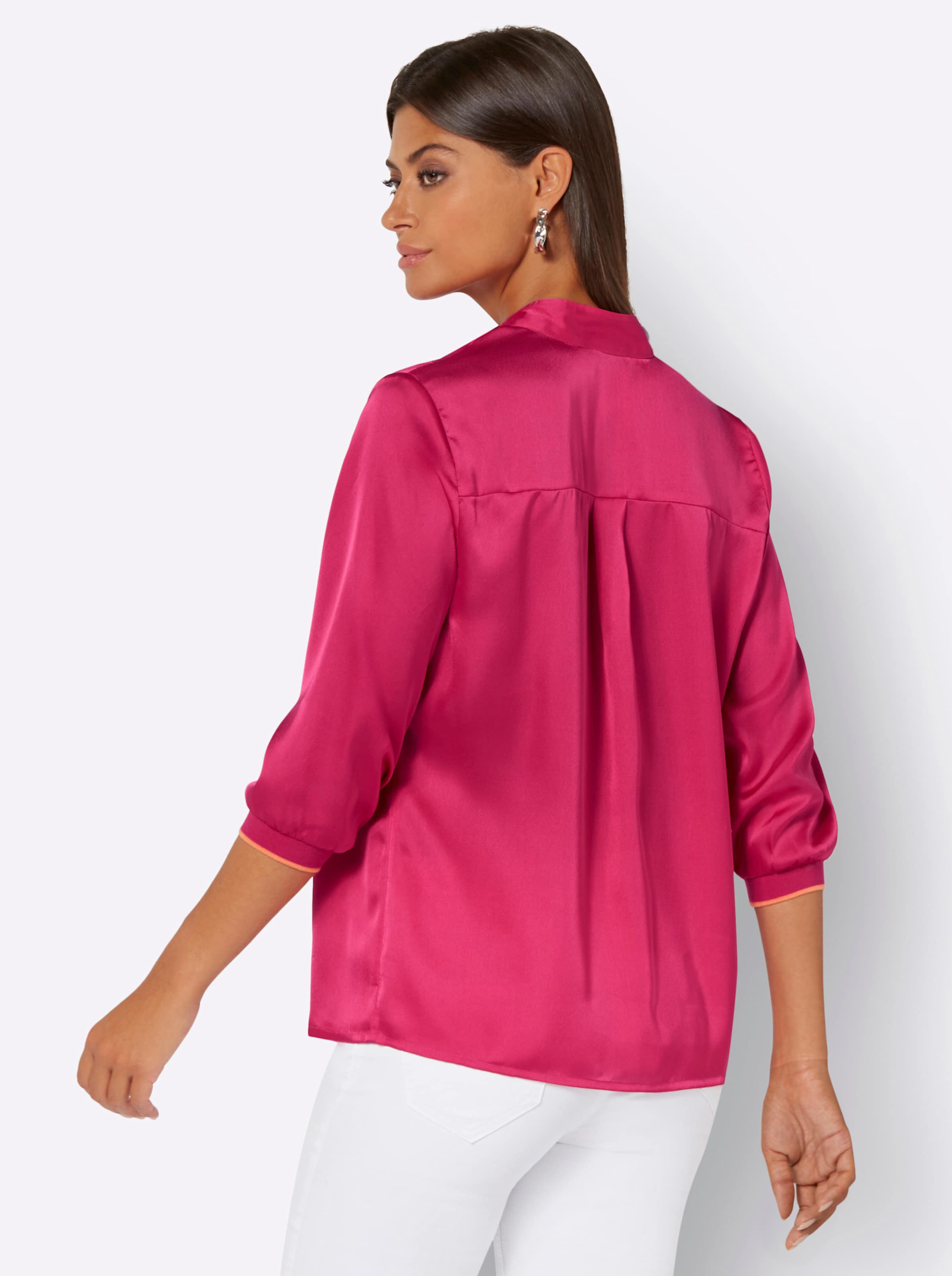 Stehkragen Bluse günstig Kaufen-Bluse in pink von heine. Bluse in pink von heine <![CDATA[Fesseln Sie die Blicke mit dieser Bluse in modischer Trendfarbe. Extravagant der Stehkragen mit breiter Blende am überlappendem V-Ausschnitt, der mit einem Schlingenknopfverschluss fixiert wird. S