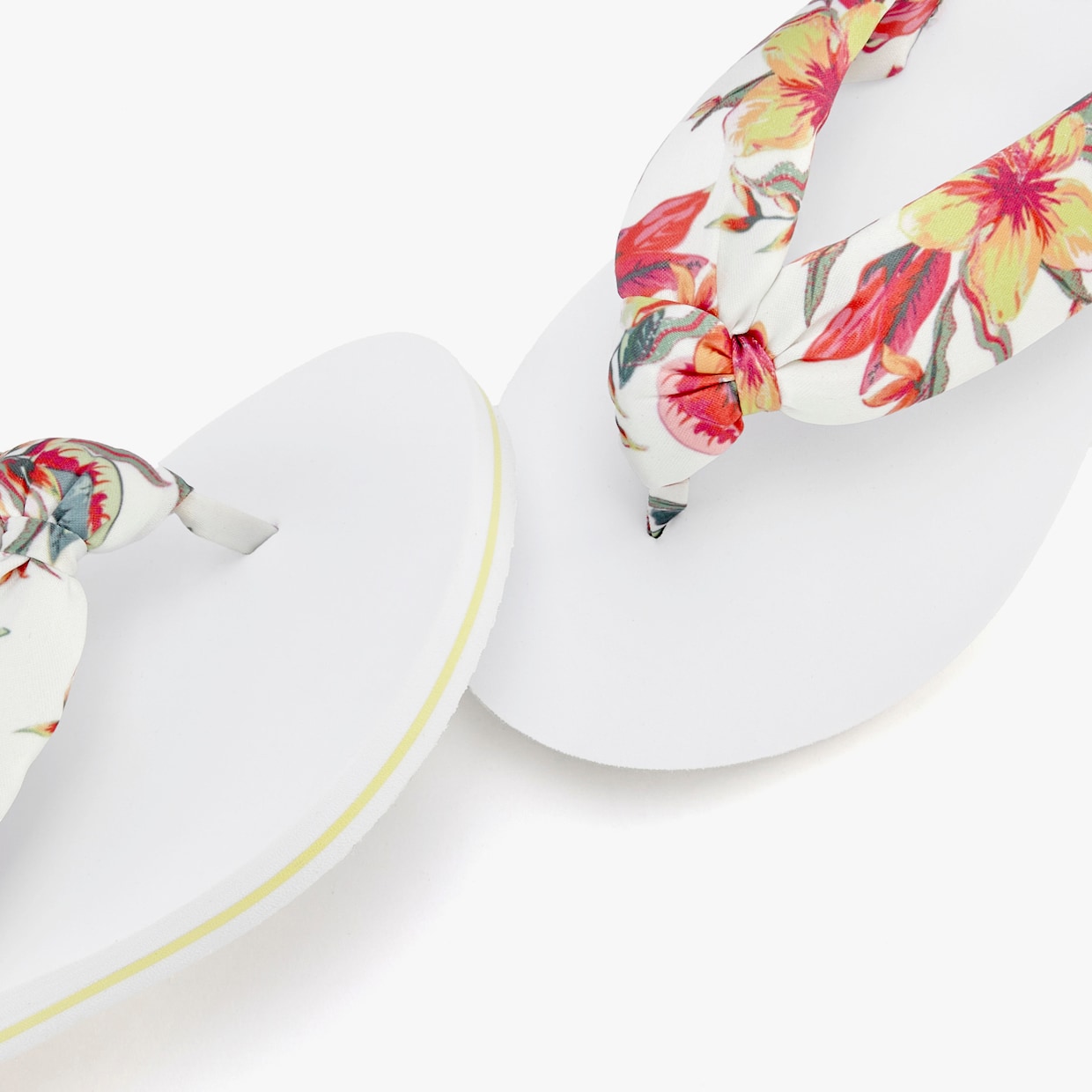 LASCANA Badslippers - wit gebloemd
