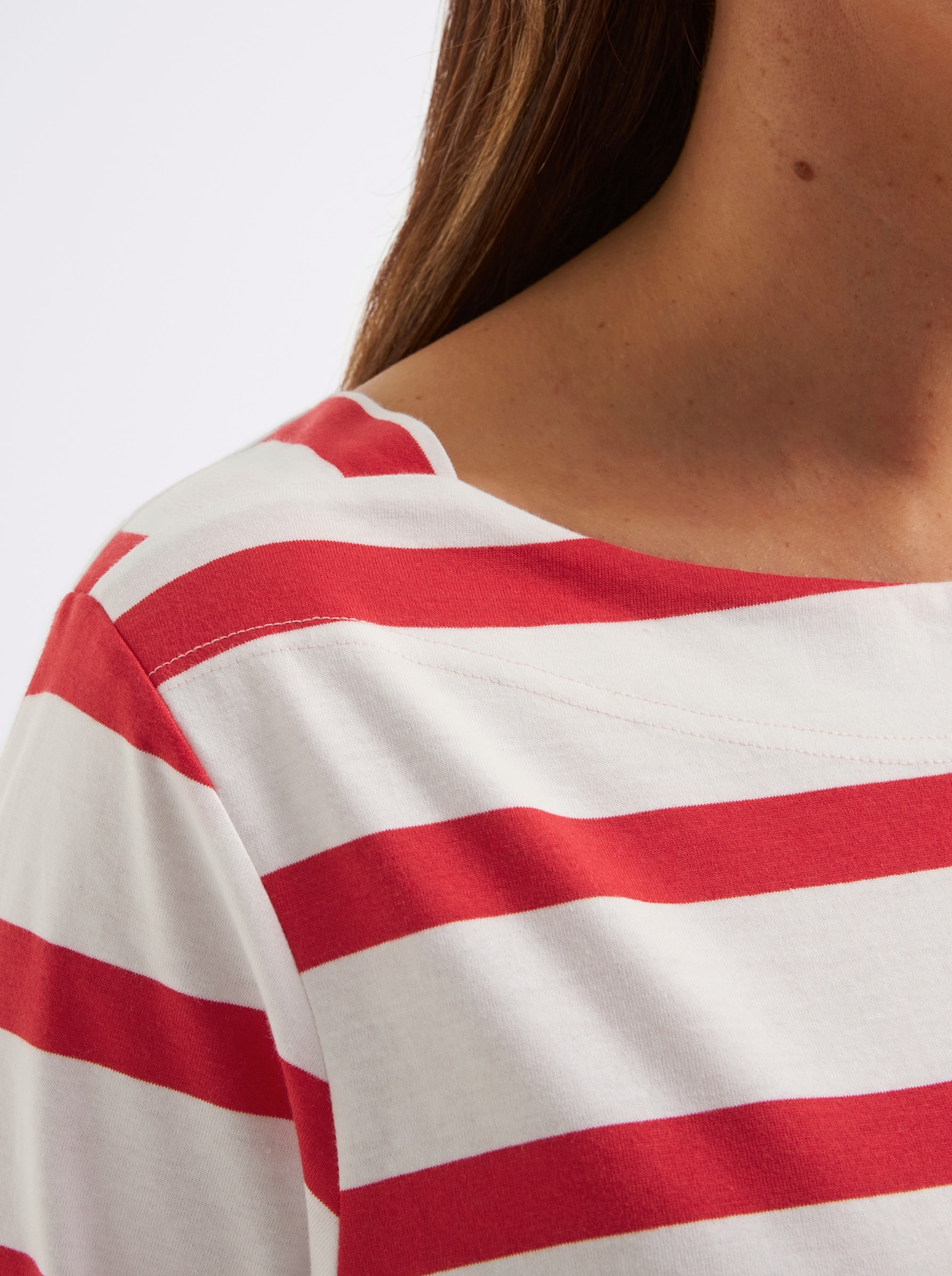 sheego 3/4-Arm-Shirt mit Ringeln und Front-Patches - weiß-erdbeere-geringelt