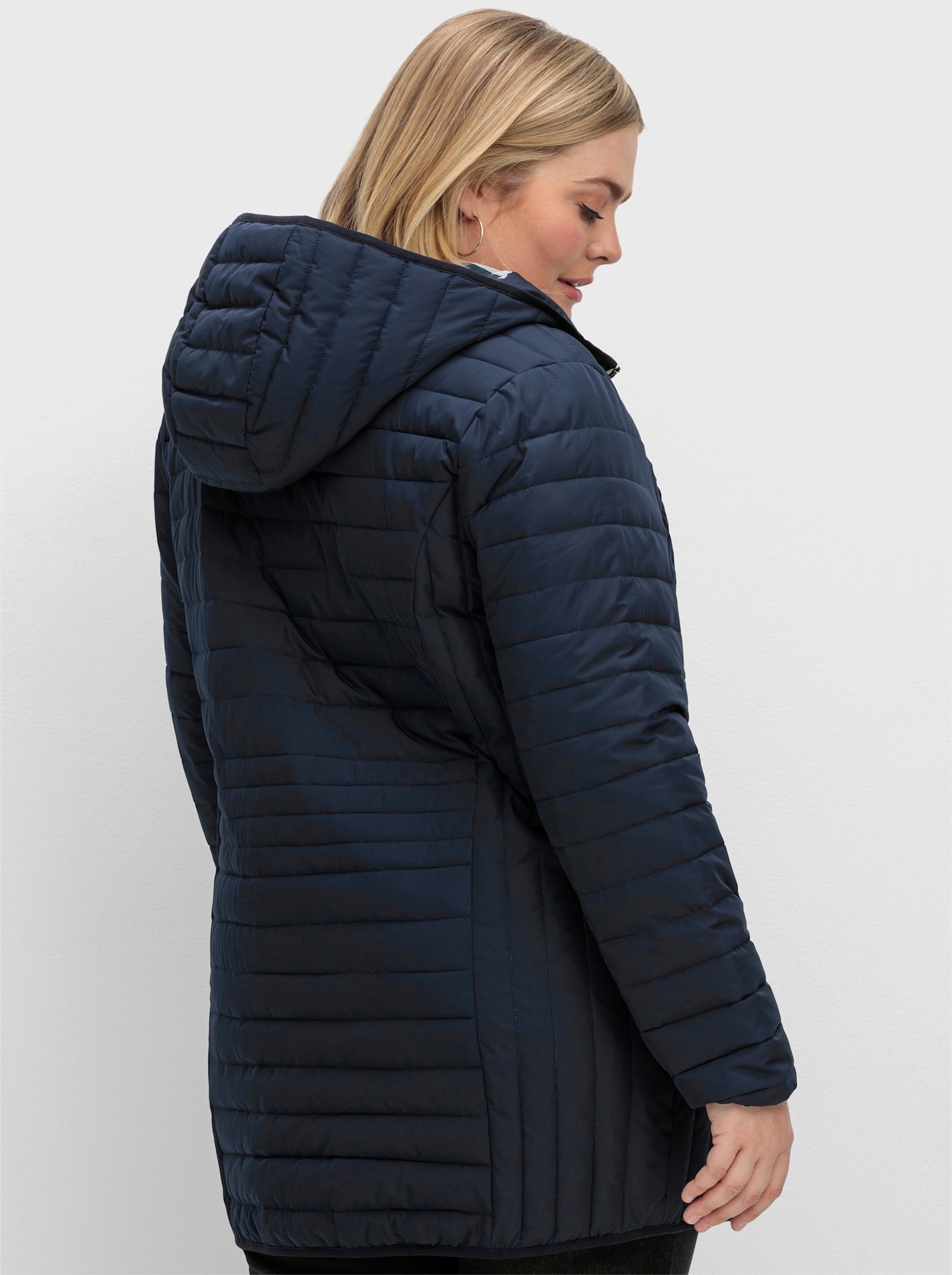 sheego Steppjacke mit gestreiftem Innenfutter, in Longform - nachtblau