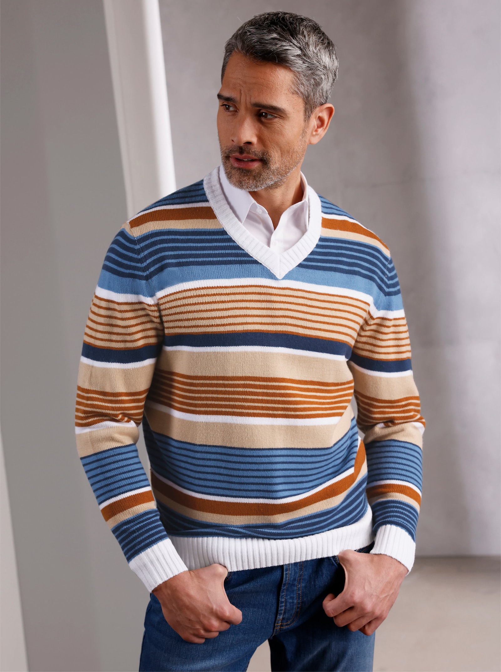 V-Ausschnitt-Pullover mit Ringel-Muster - beige-mittelblau-gemustert