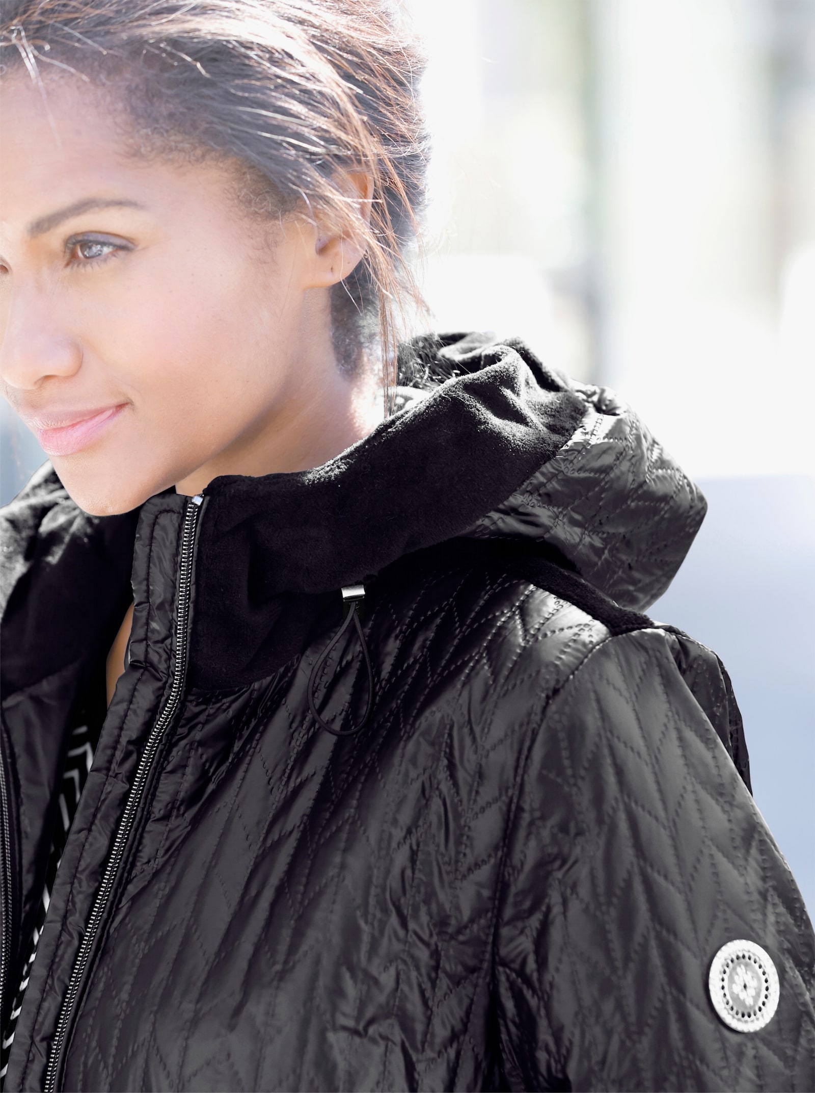 Steppjacke mit Details aus Samt - schwarz
