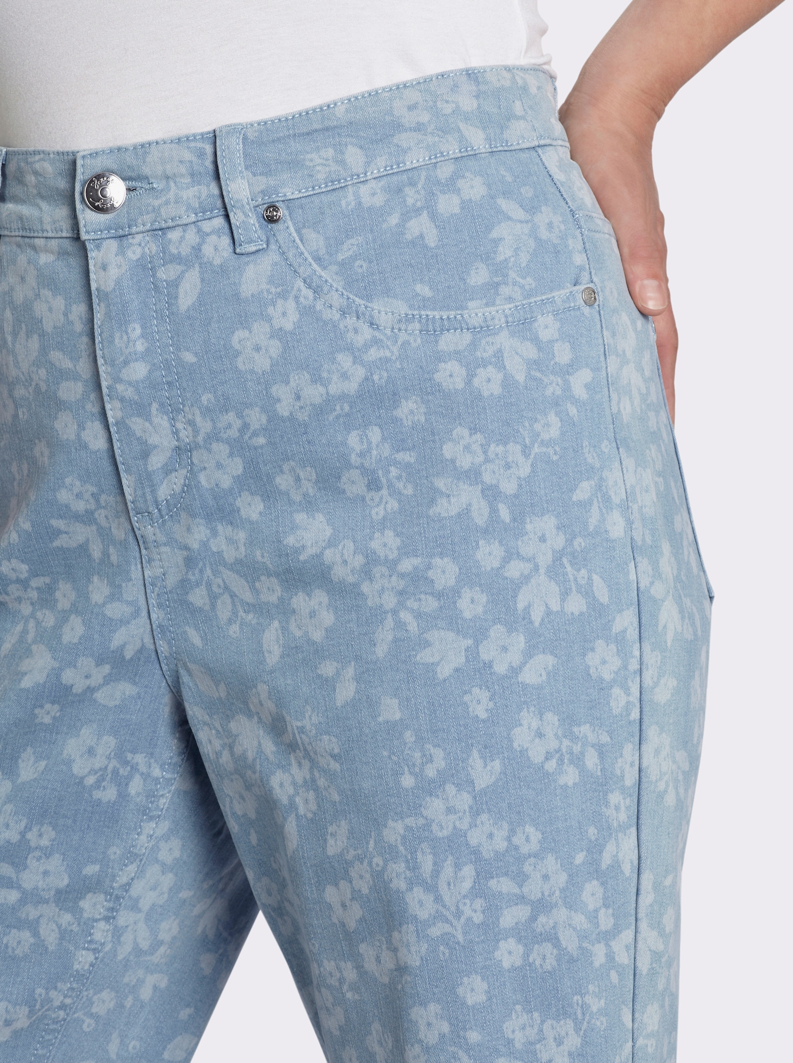 sheego Bootcut-Jeans mit Laserprint-Blüten - blue-bleached