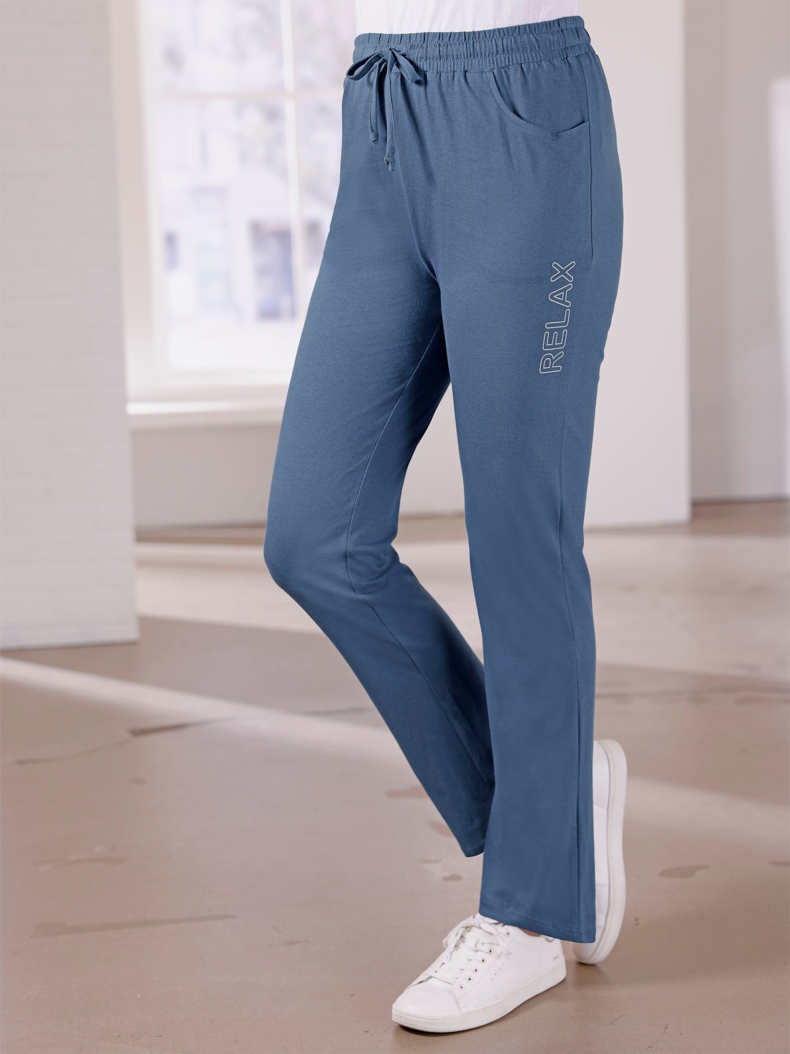 Freizeithose mit platziertem Druck - jeansblau