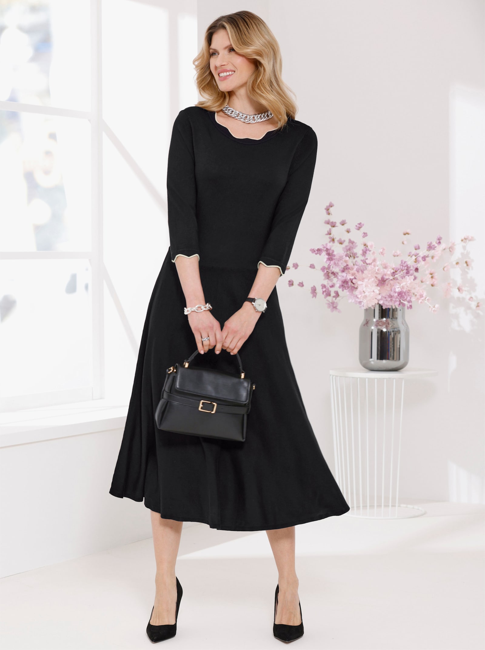 Strickkleid mit gewellten Abschlüssen - schwarz