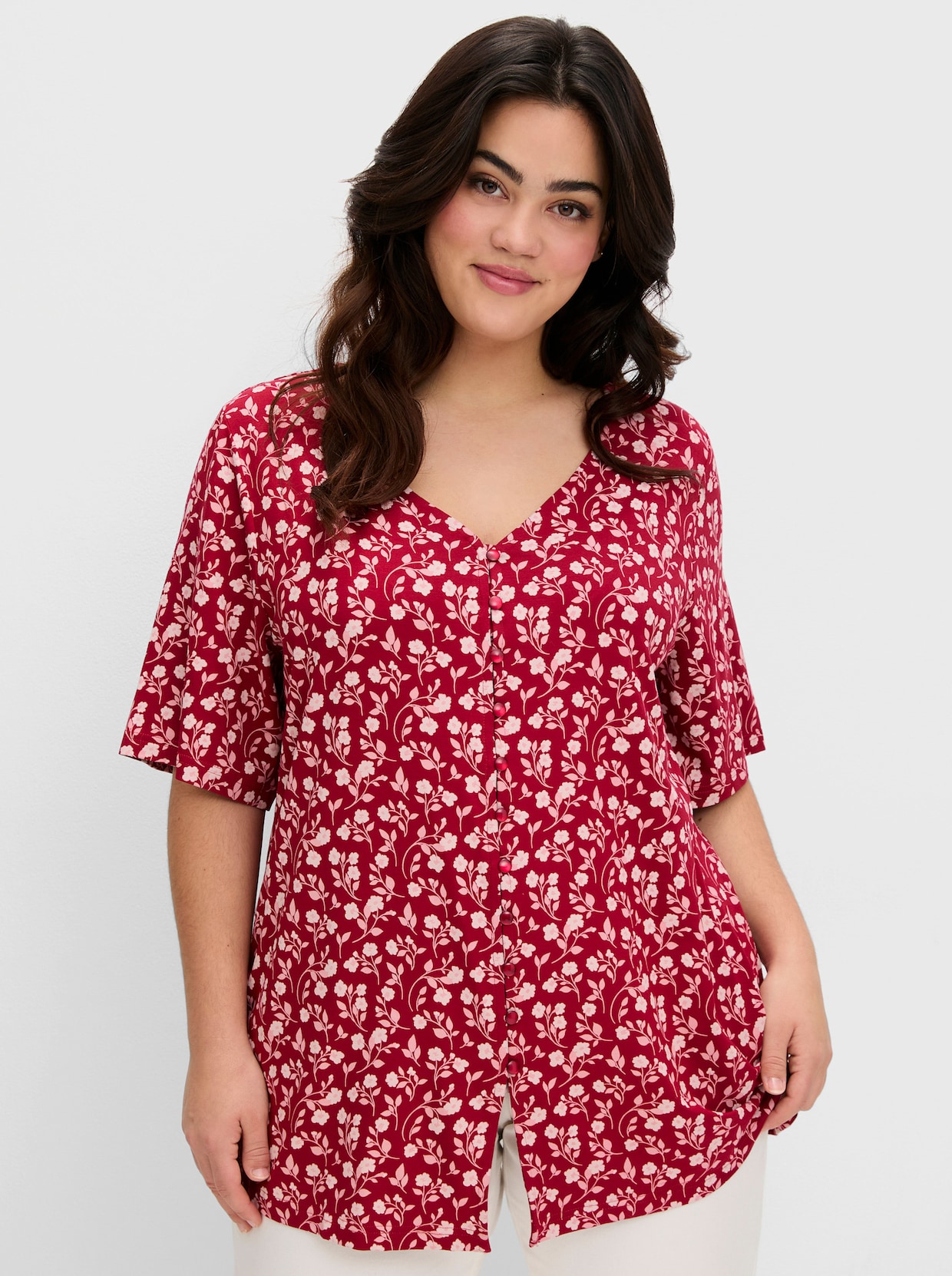 sheego Shirt mit Blümchenprint und Knopfleiste - kirschrot-gemustert