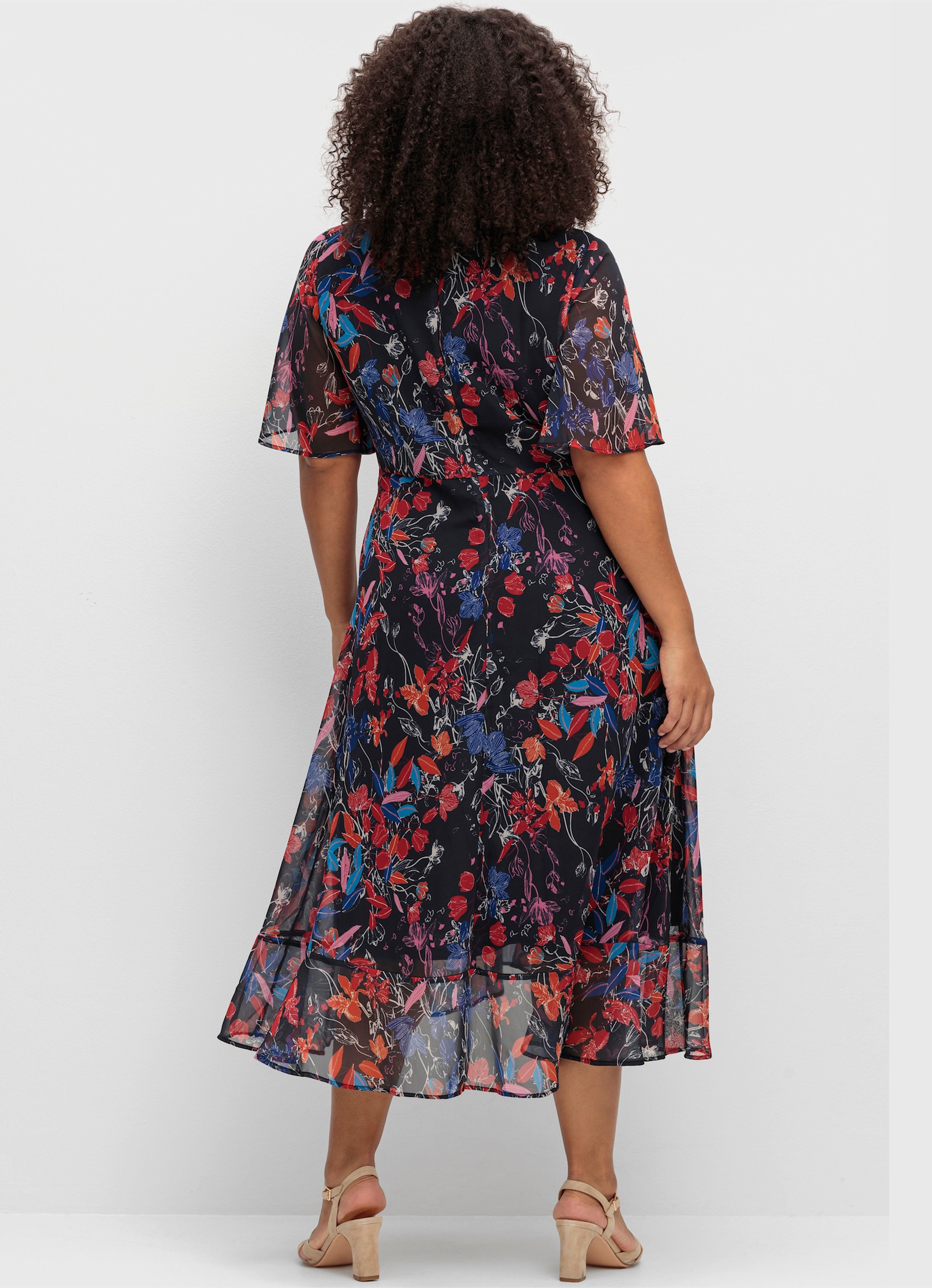 sheego Chiffonjurk met bloemenprint en volant aan de zoom - marine gedessineerd