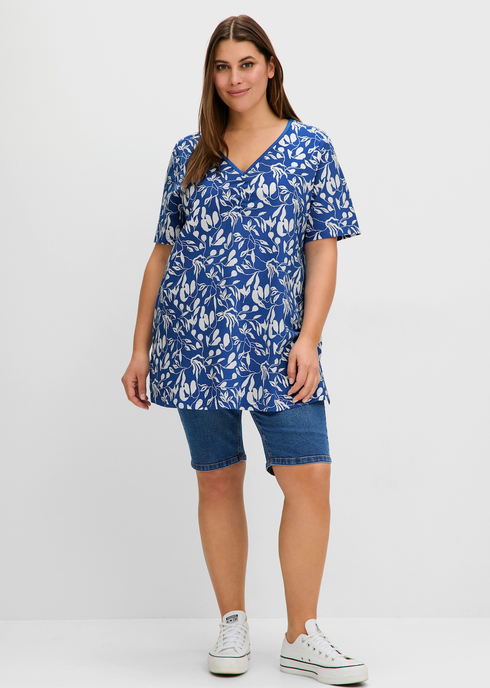 sheego T-Shirt mit Blumendruck, in leichter A-Linie - blaubeere-gemustert